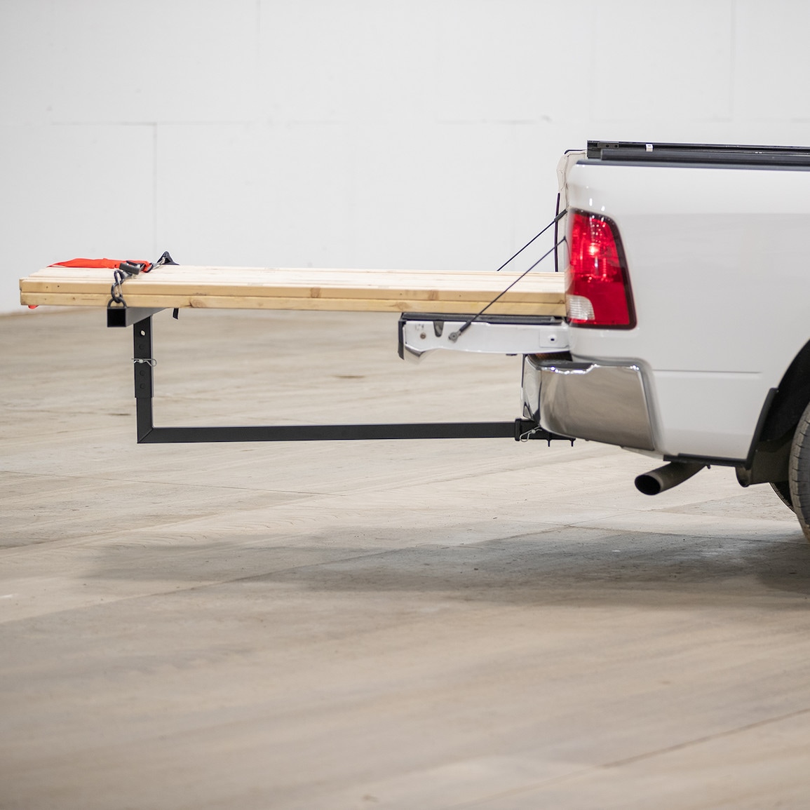 Extensor de caja de camioneta Buyers Products: Extensión de acero negro de 4 pies para equipos grandes - Se adapta a cualquier camioneta de carga