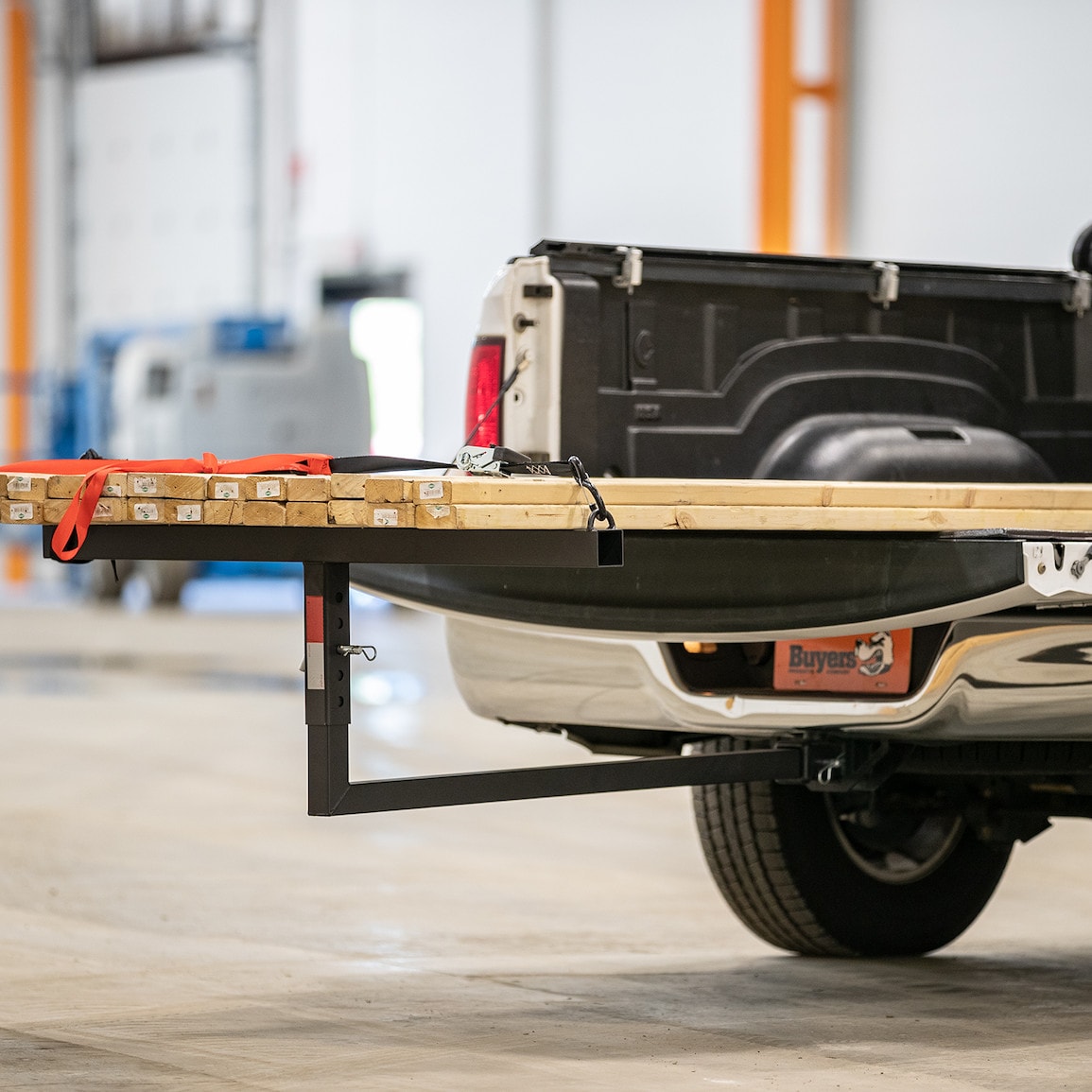Extensor de caja de camioneta Buyers Products: Extensión de acero negro de 4 pies para equipos grandes - Se adapta a cualquier camioneta de carga