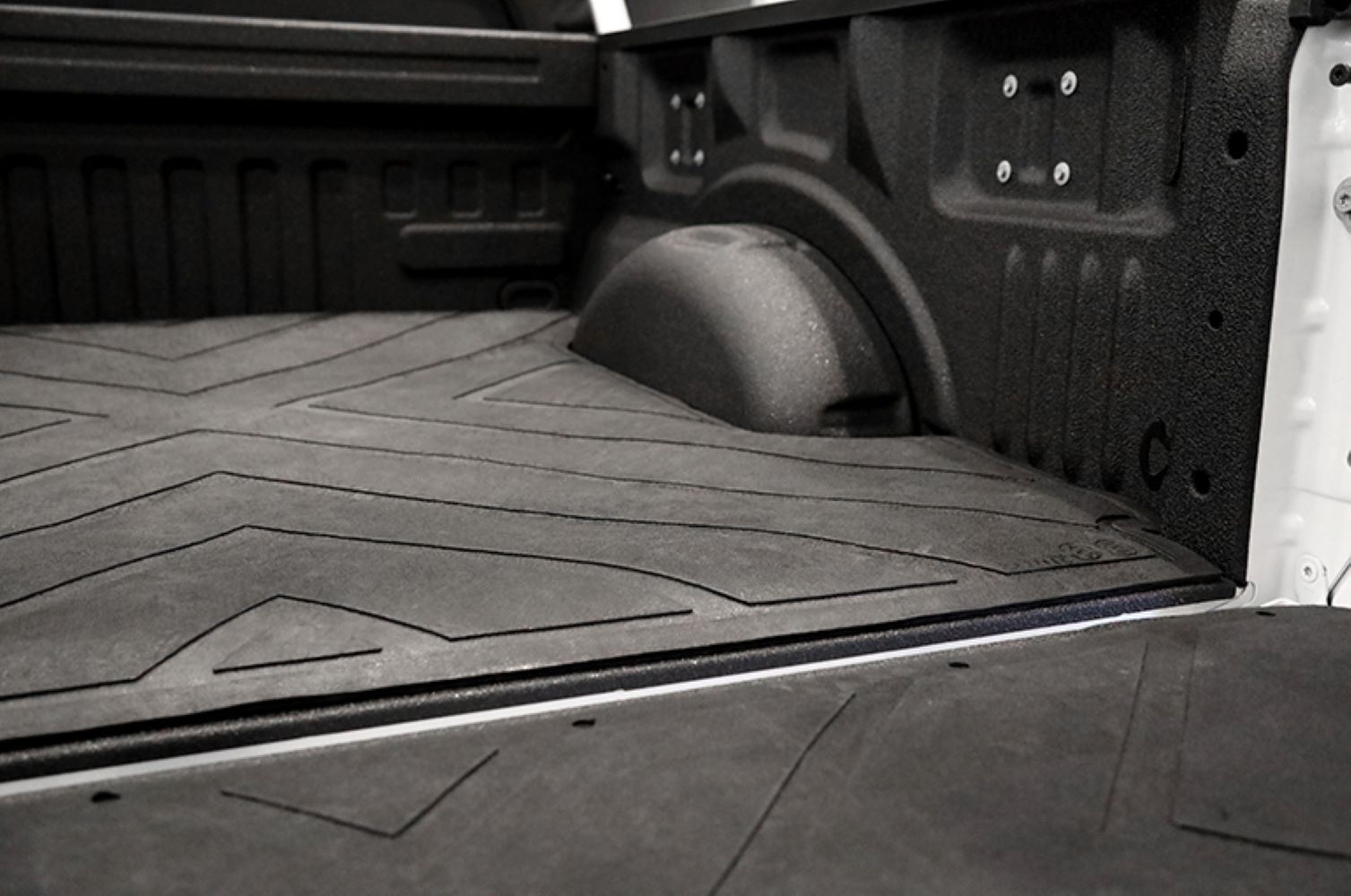 Tapete de cama de hule serie X de DEE ZEE para Dodge Ram 2002-2021 de 6.5 pies de largo, resistente y con un grosor de 3/8 de pulgada, acabado negro. Familiar DZ76917