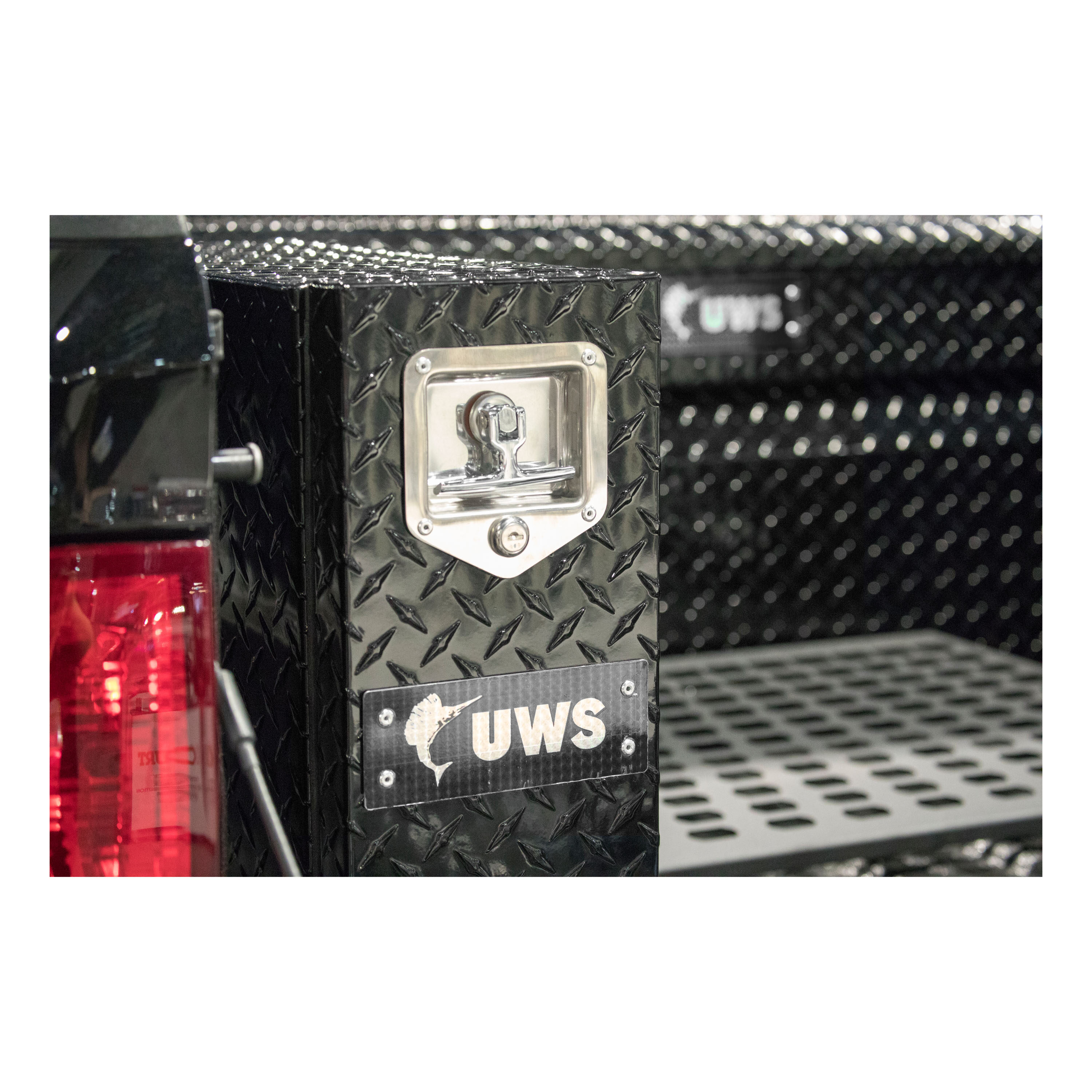 Caja de herramientas para camión acabado en aluminio negro brillante de 22.375 pulgadas x 7.875 pulgadas x 18.75 pulgadas UWS EC20052
