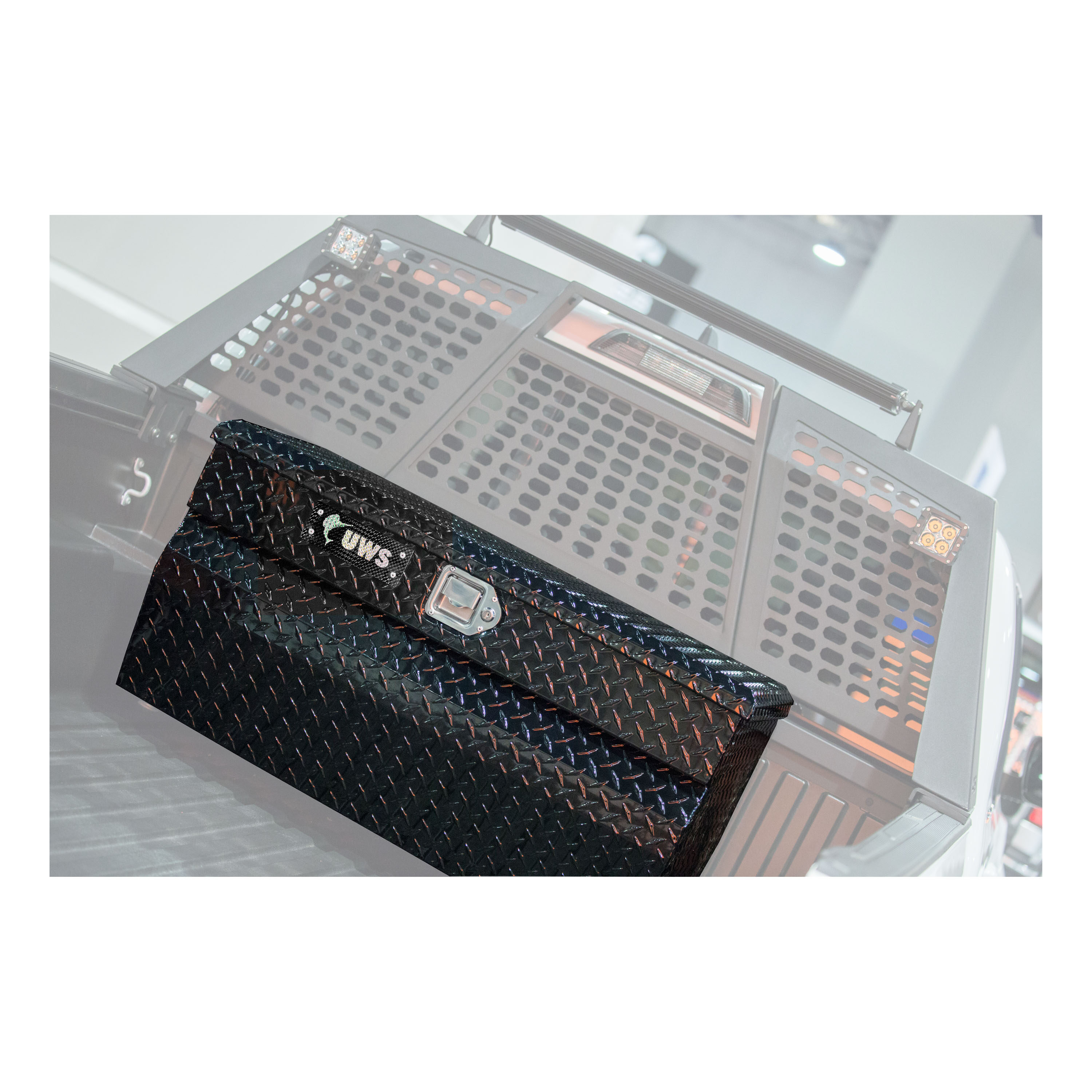 Cofre de herramientas para camioneta en aluminio negro brillante de 36.750 pulgadas x 20.562 pulgadas x 18.437 pulgadas UWS EC20172