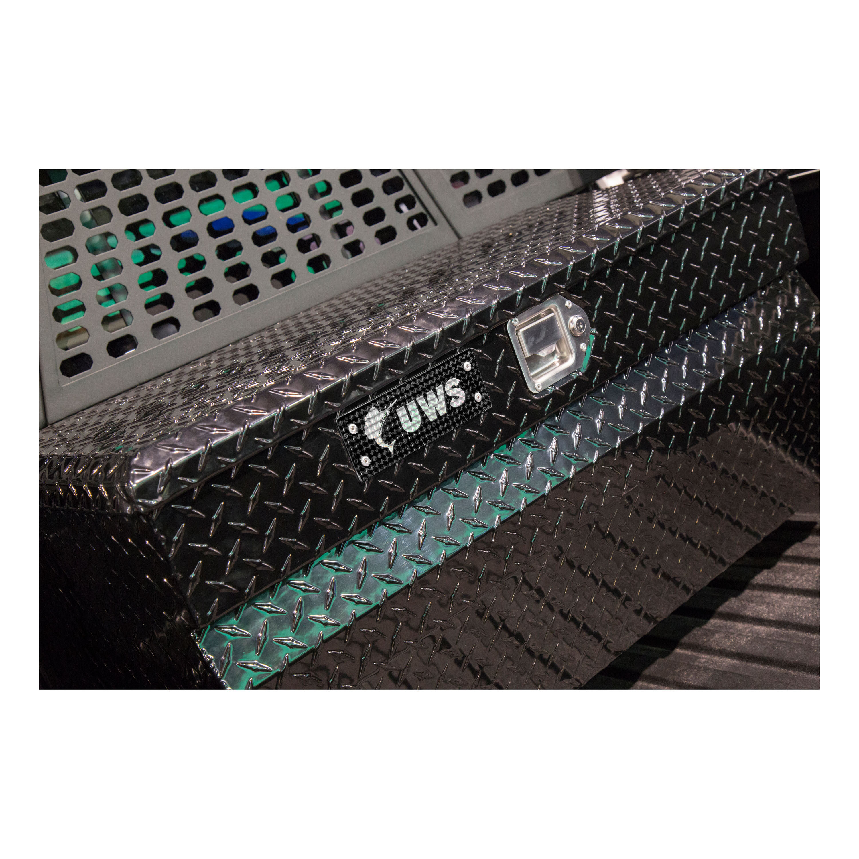 Cofre de herramientas para camioneta en aluminio negro brillante de 36.750 pulgadas x 20.562 pulgadas x 18.437 pulgadas UWS EC20172