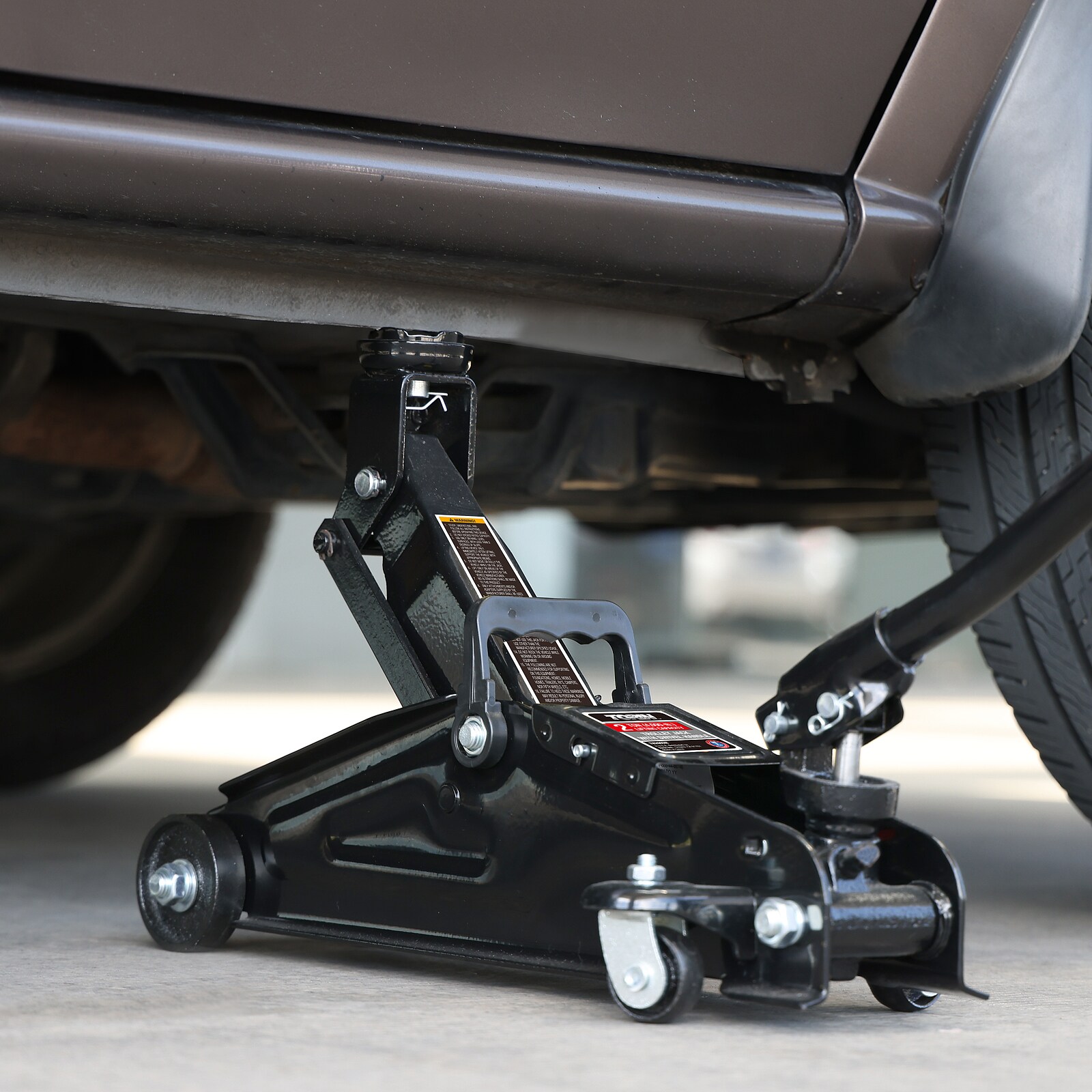 Gato hidráulico de piso manual de acero negro de 2 toneladas Torin T82002R