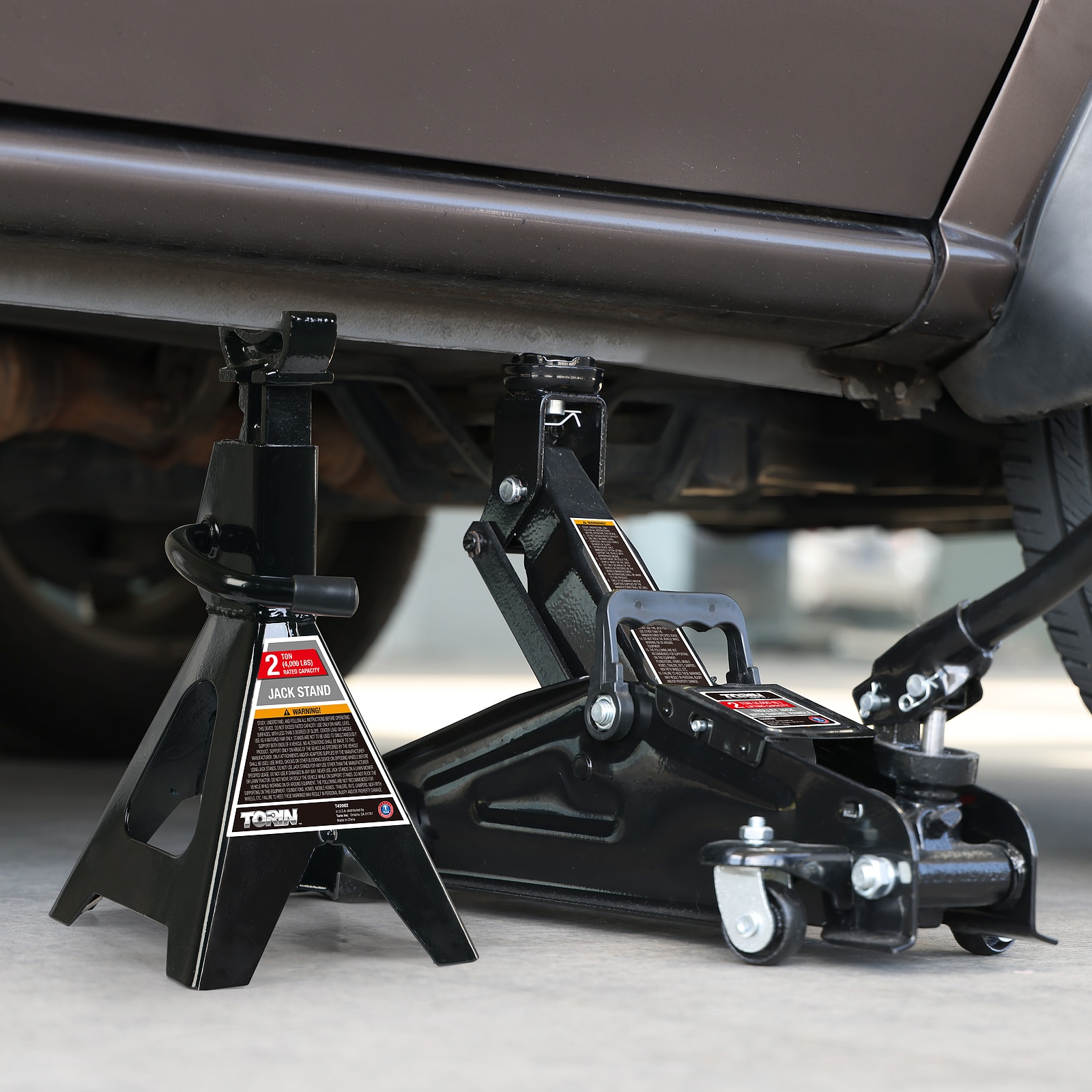 Gato hidráulico de piso manual de acero de 2 toneladas en negro Torin T82001R