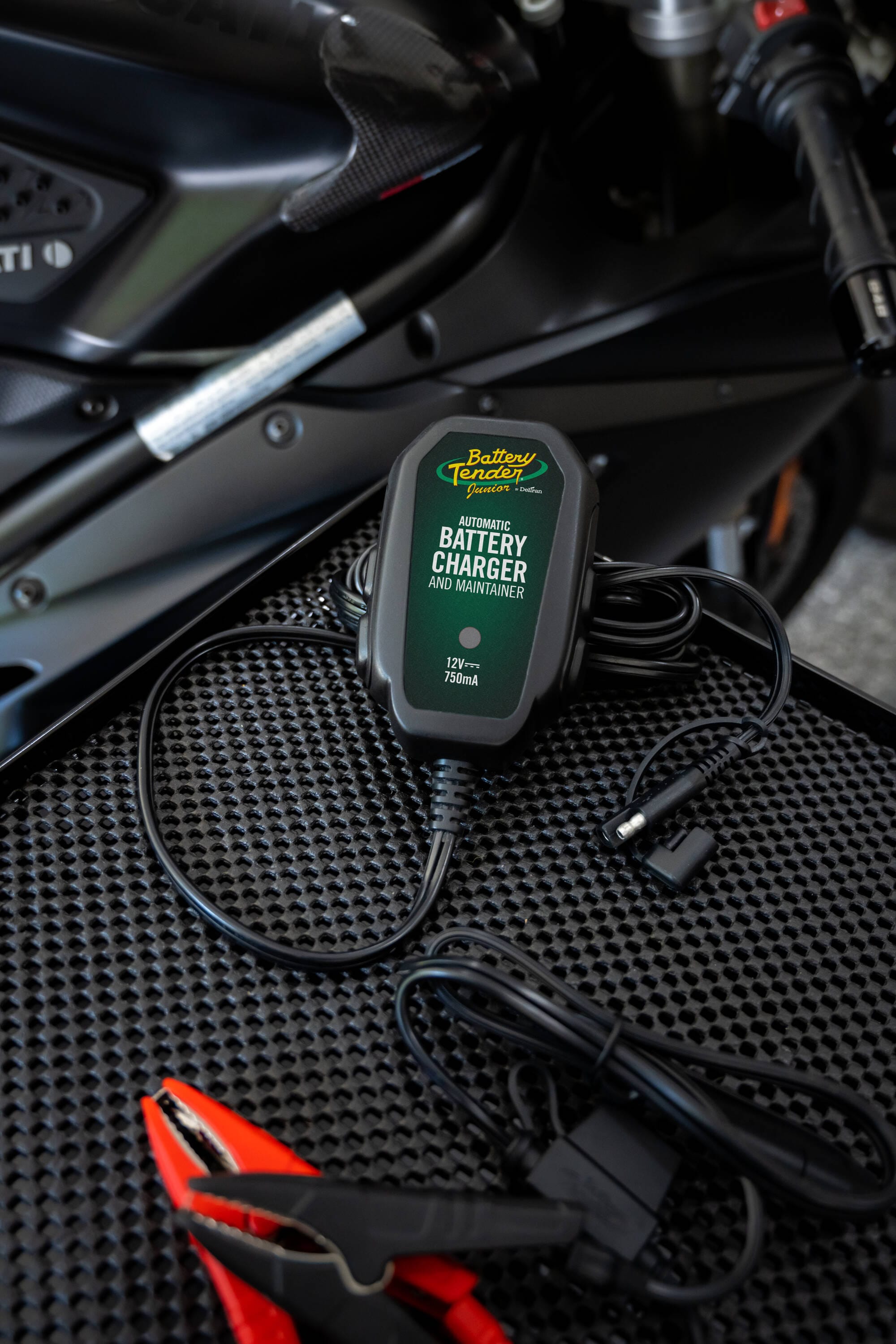 Cargador de batería para auto de 12 voltios y 0.75 amperios, Battery Tender 021-0123