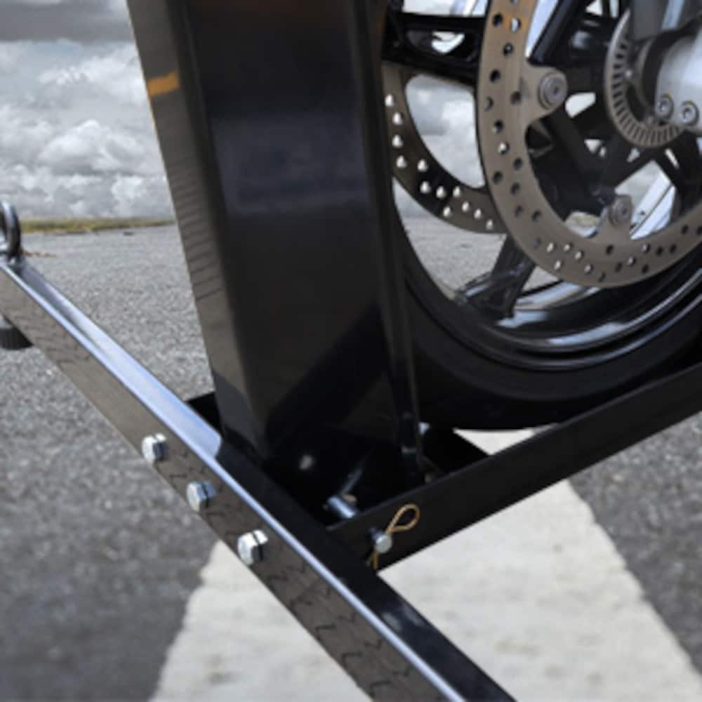 Torin ATRM05012B: Soporte para llanta de remolque de motocicleta ajustable de acero resistente para motocicletas estándar y todoterreno de 16 a 25 pulgadas, capacidad vertical de 1800 libras.