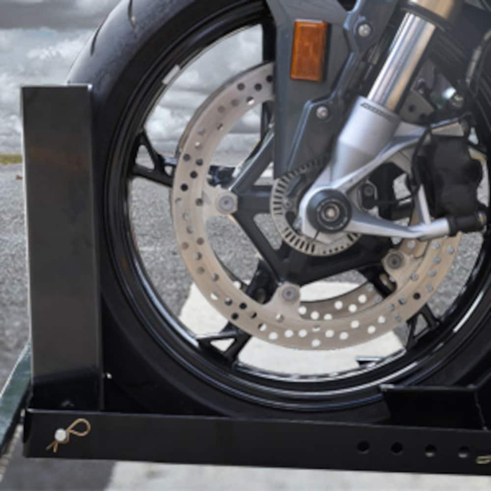 Torin ATRM05012B: Soporte para llanta de remolque de motocicleta ajustable de acero resistente para motocicletas estándar y todoterreno de 16 a 25 pulgadas, capacidad vertical de 1800 libras.