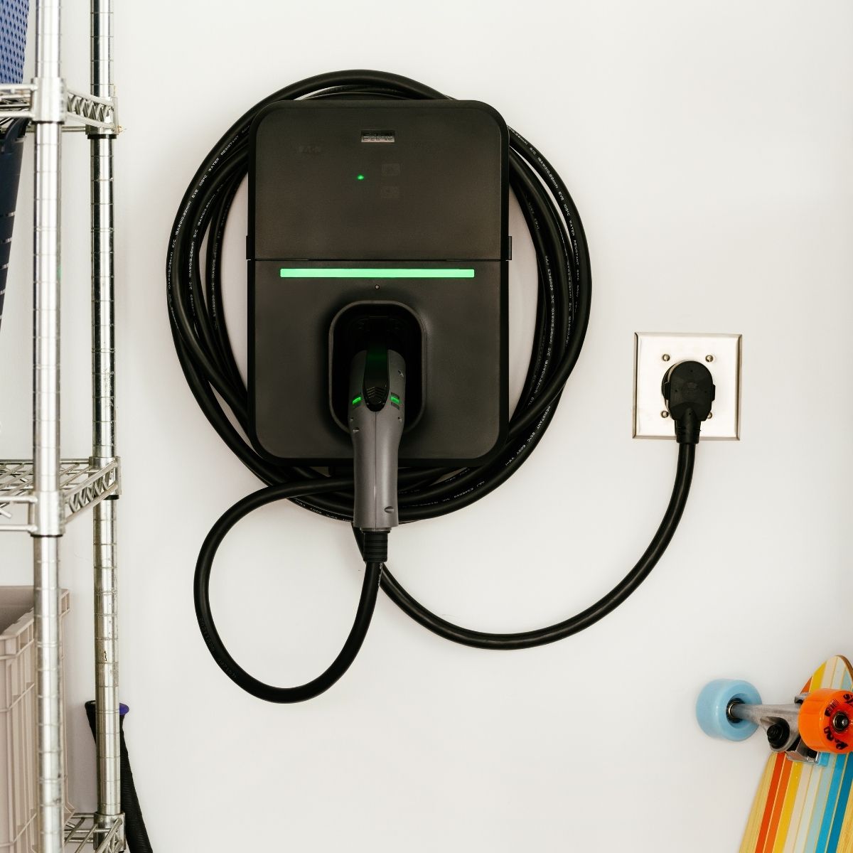 Estación de carga para vehículos eléctricos Eaton Green Motion Nivel 2 con conector NEMA 14-50r - hasta 32 amperios/ 240 voltios con cable de 25 pies GMEV32BR-WCPL