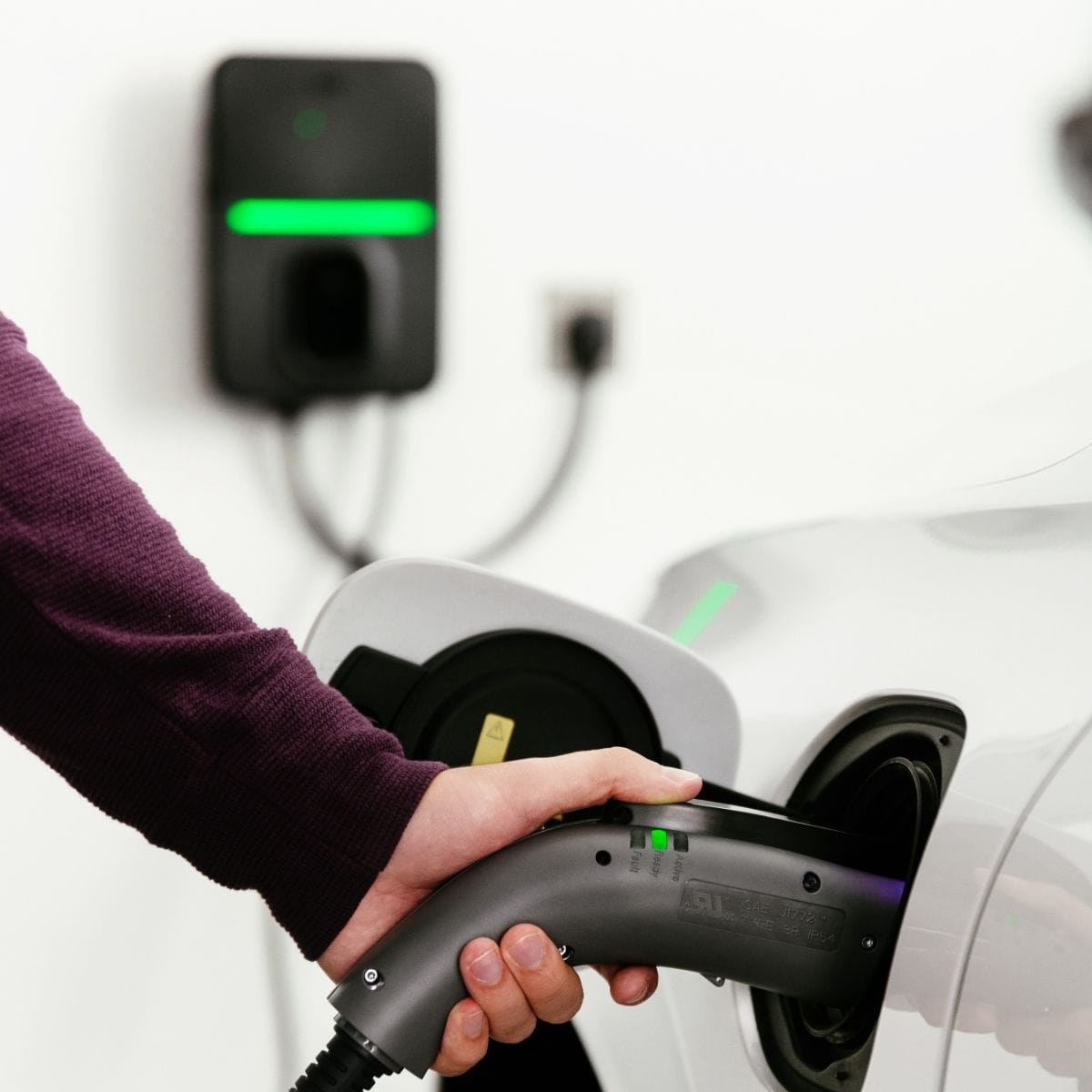 Estación de carga para vehículos eléctricos Eaton Green Motion Nivel 2 con conector NEMA 14-50r - hasta 32 amperios/ 240 voltios con cable de 25 pies GMEV32BR-WCPL