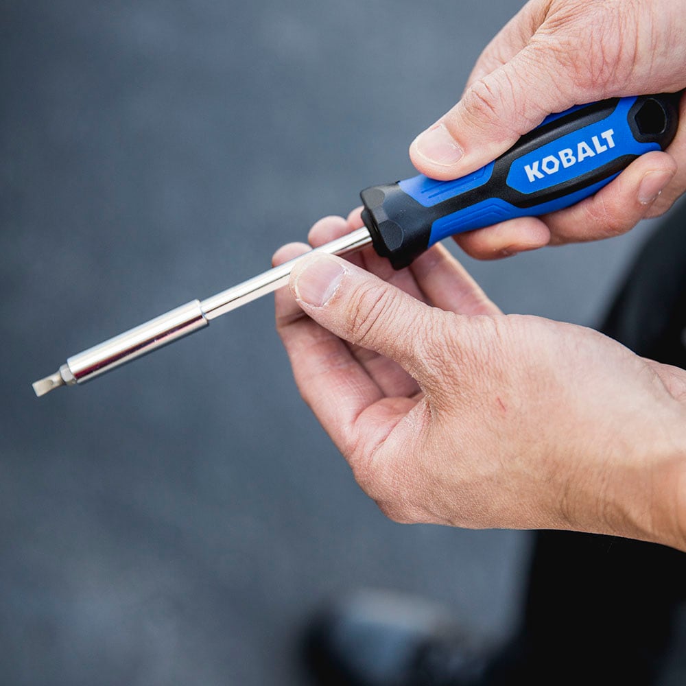 Juego de herramientas mecánicas estándar (SAE) y métricas de cromo pulido Kobalt de 297 piezas con estuche resistente 53414