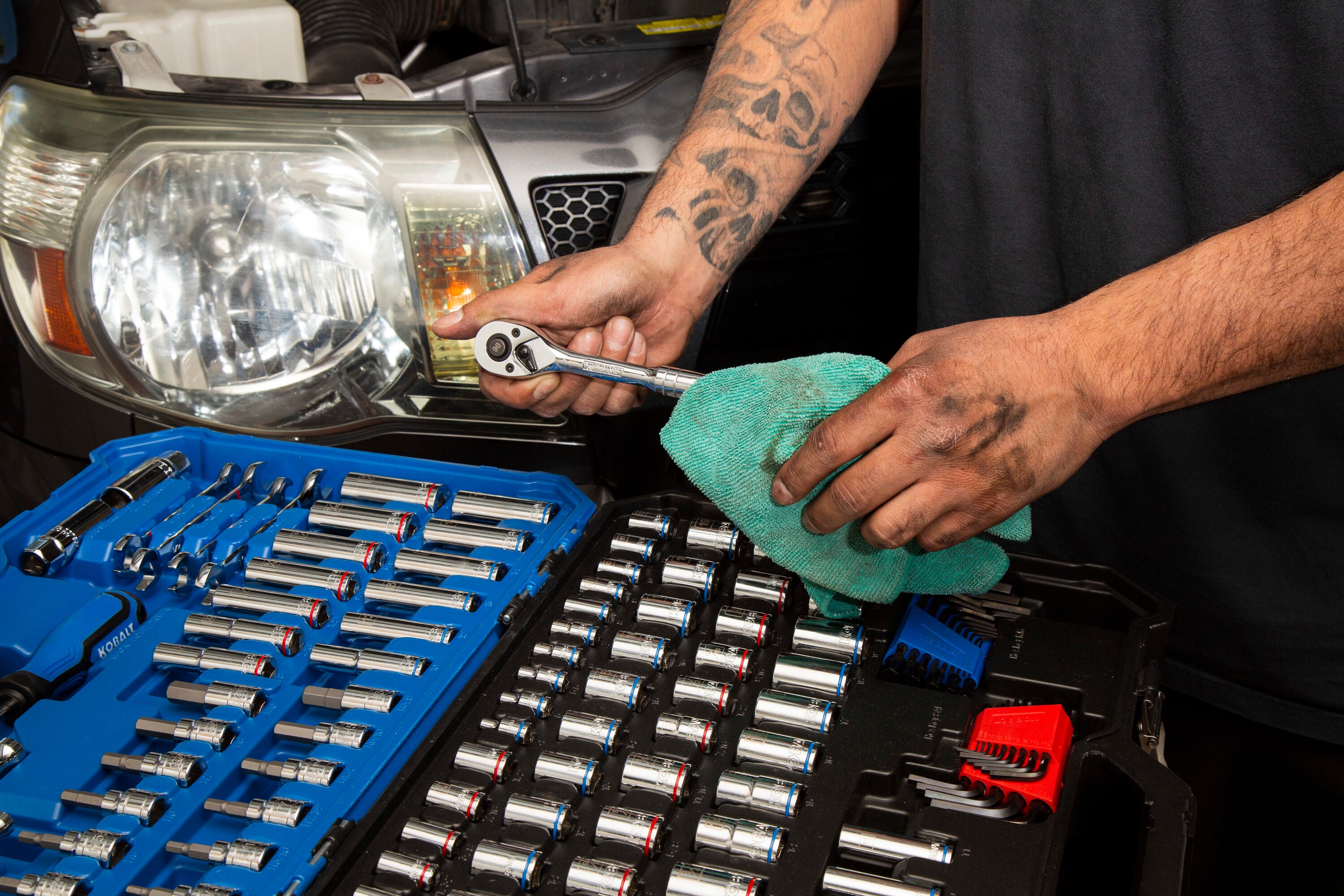 Set de herramientas mecánicas Kobalt de 154 piezas estándar (SAE) y métricas en cromo pulido con estuche resistente 86755