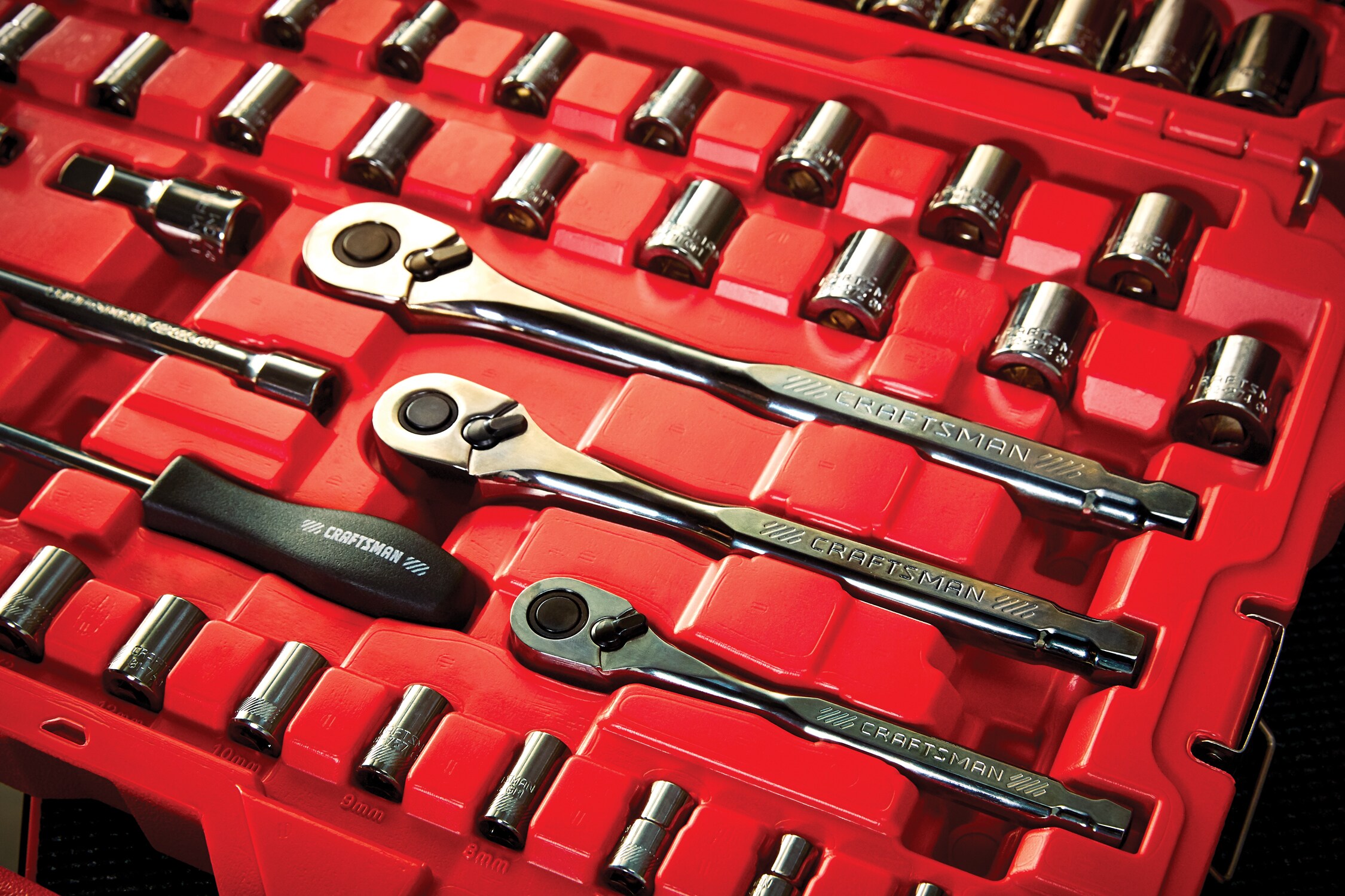 Set de herramientas mecánicas CRAFTSMAN de 121 piezas en cromo gunmetal estándar (SAE) y métricas con estuche resistente.