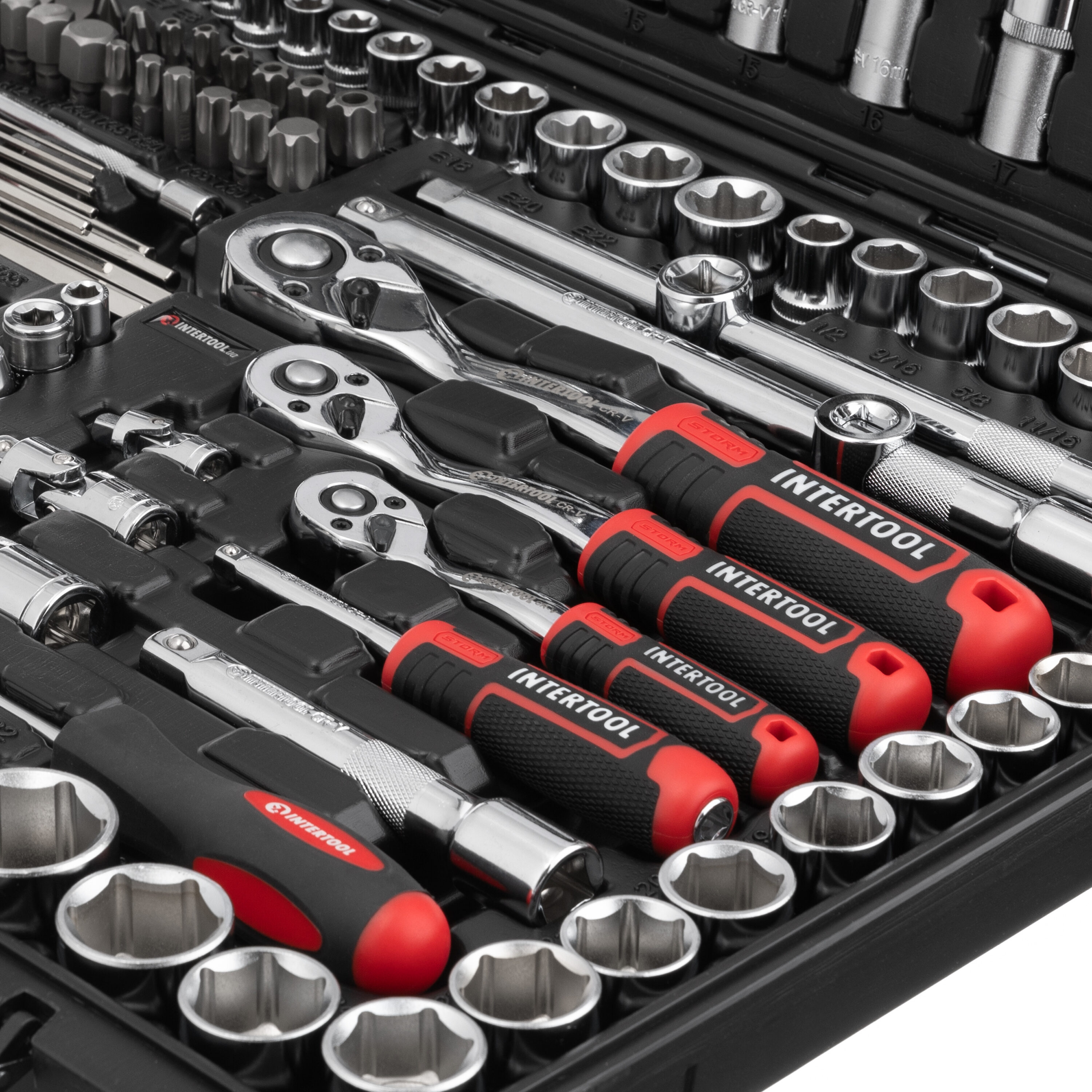 Set de herramientas mecánicas INTERTOOL de 233 piezas estándar (SAE) y métricas con estuche resistente cromado ET08-8233