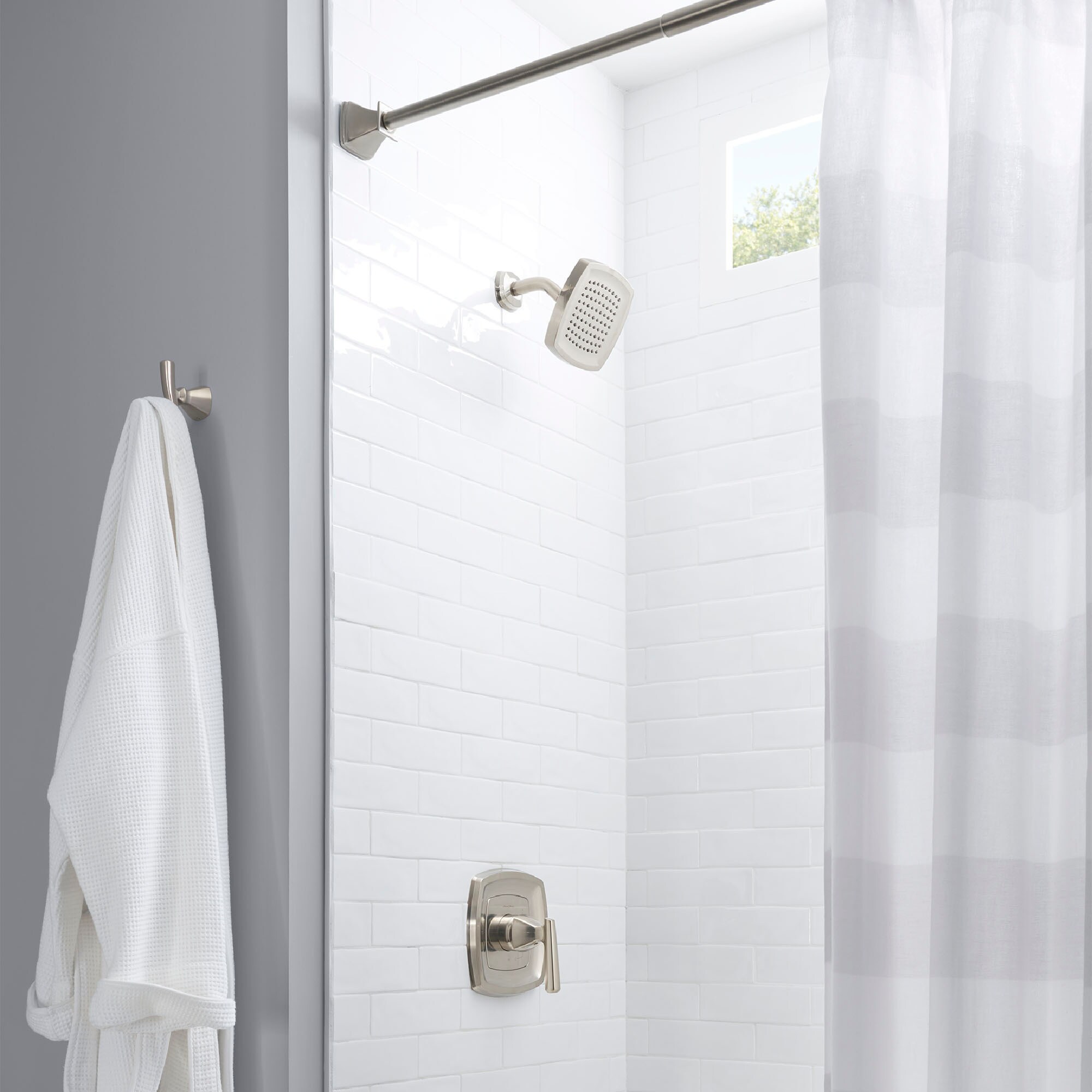 Mezcladora de regadera cuadrada de 5.75 pulgadas, acabado en níquel cepillado con una sola manija de American Standard Edgemere SU018507.295