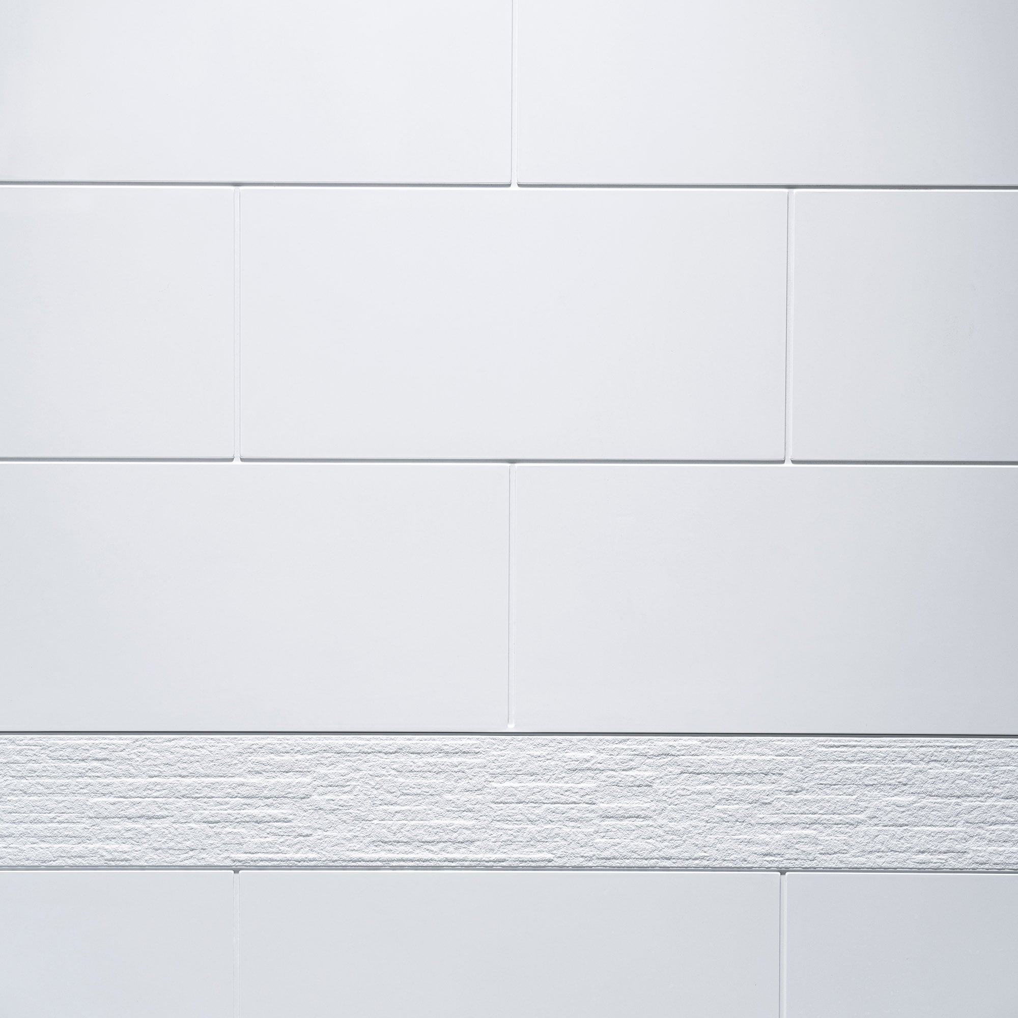 Kit de paneles para ducha encastrados en cuatro piezas de alto brillo color blanco Woodbridge Haydon de 32 pulgadas de ancho por 60 pulgadas de profundidad y 79 pulgadas de altura.