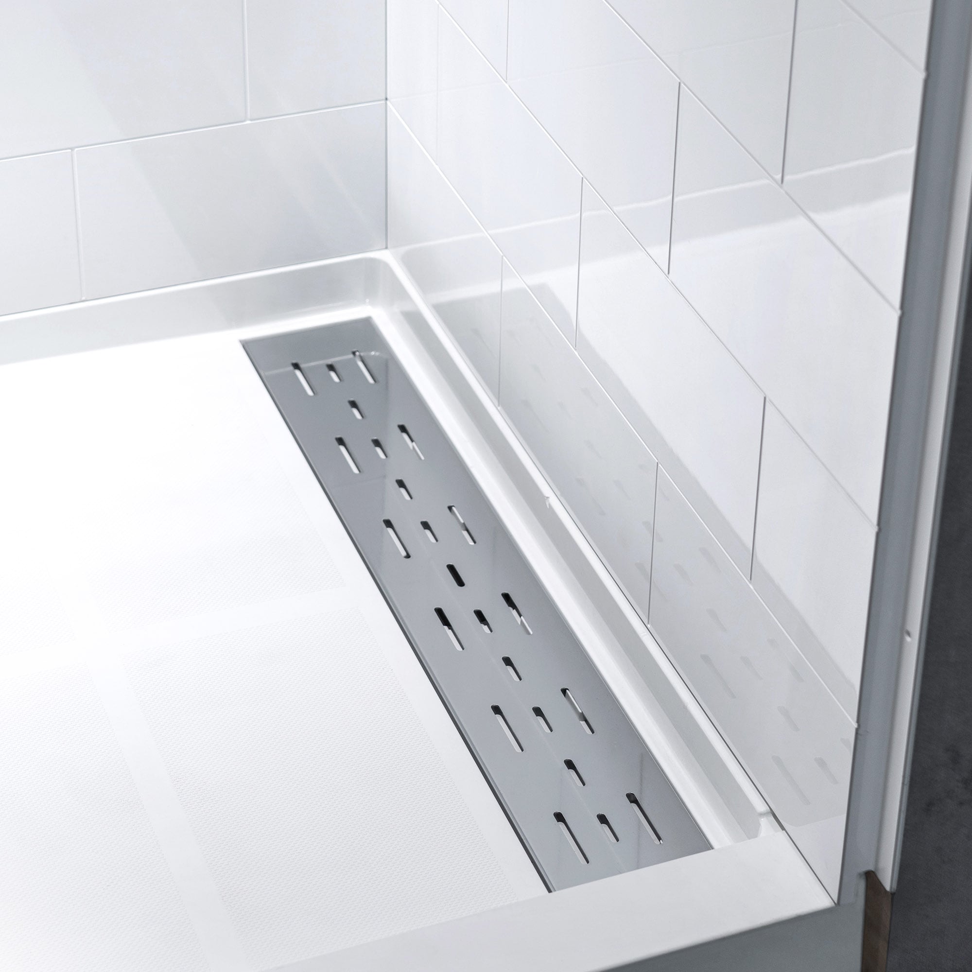 Kit de paneles para ducha encastrados en cuatro piezas de alto brillo color blanco Woodbridge Haydon de 32 pulgadas de ancho por 60 pulgadas de profundidad y 79 pulgadas de altura.