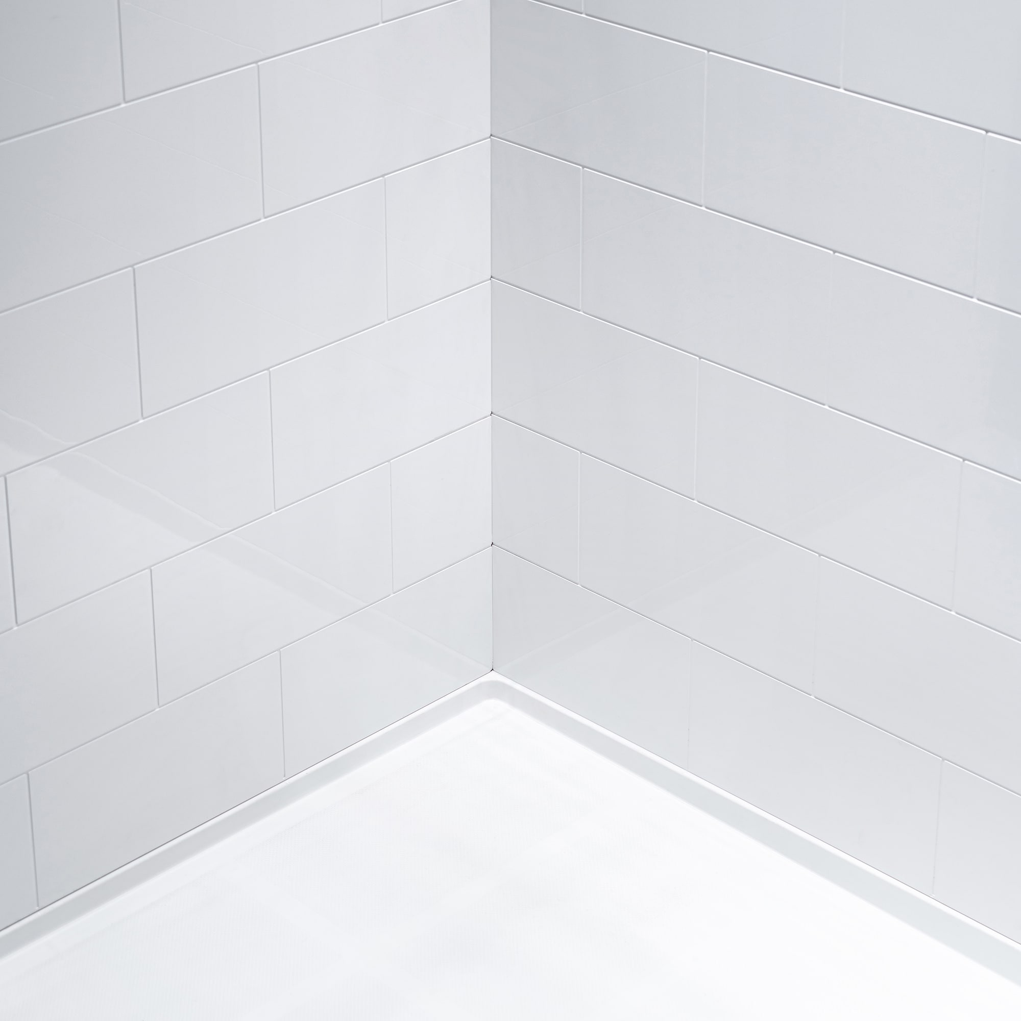 Kit de panel de ducha encajable en 4 piezas de Woodbridge Haydon de alto brillo blanco de 30 pulgadas de ancho x 60 pulgadas de largo x 79 pulgadas de alto