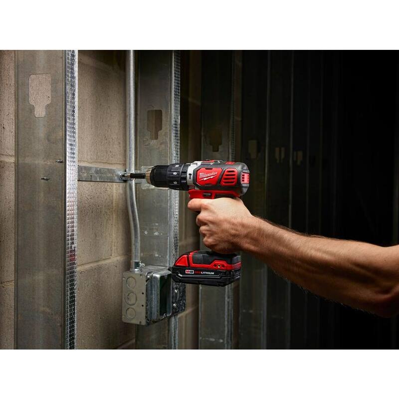 Milwaukee M18 Taladro Percutor Inalámbrico de Iones de Litio de 1/2 pulgada con Kit de 2 baterías de 1.5Ah, cargador y estuche rígido - 2607-22CT