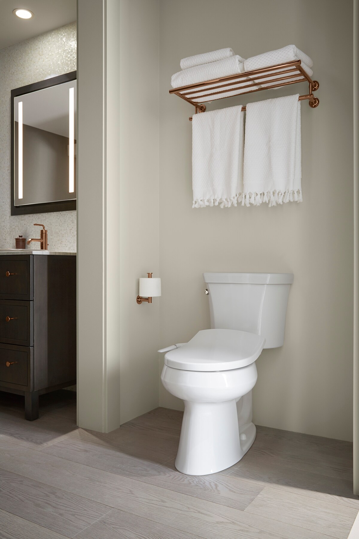 Asiento de inodoro bidet redondo de plástico blanco con cierre suave PureWash M250 de KOHLER