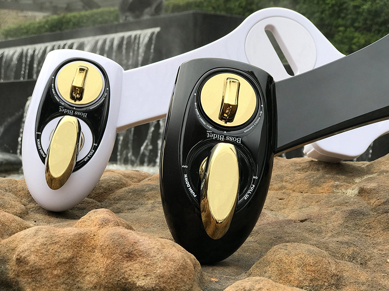Bidet Boss Atrevido, Accesorio de Bidet de Doble Boquilla No Eléctrico, Autolimpieza (Blanco y Oro) BW