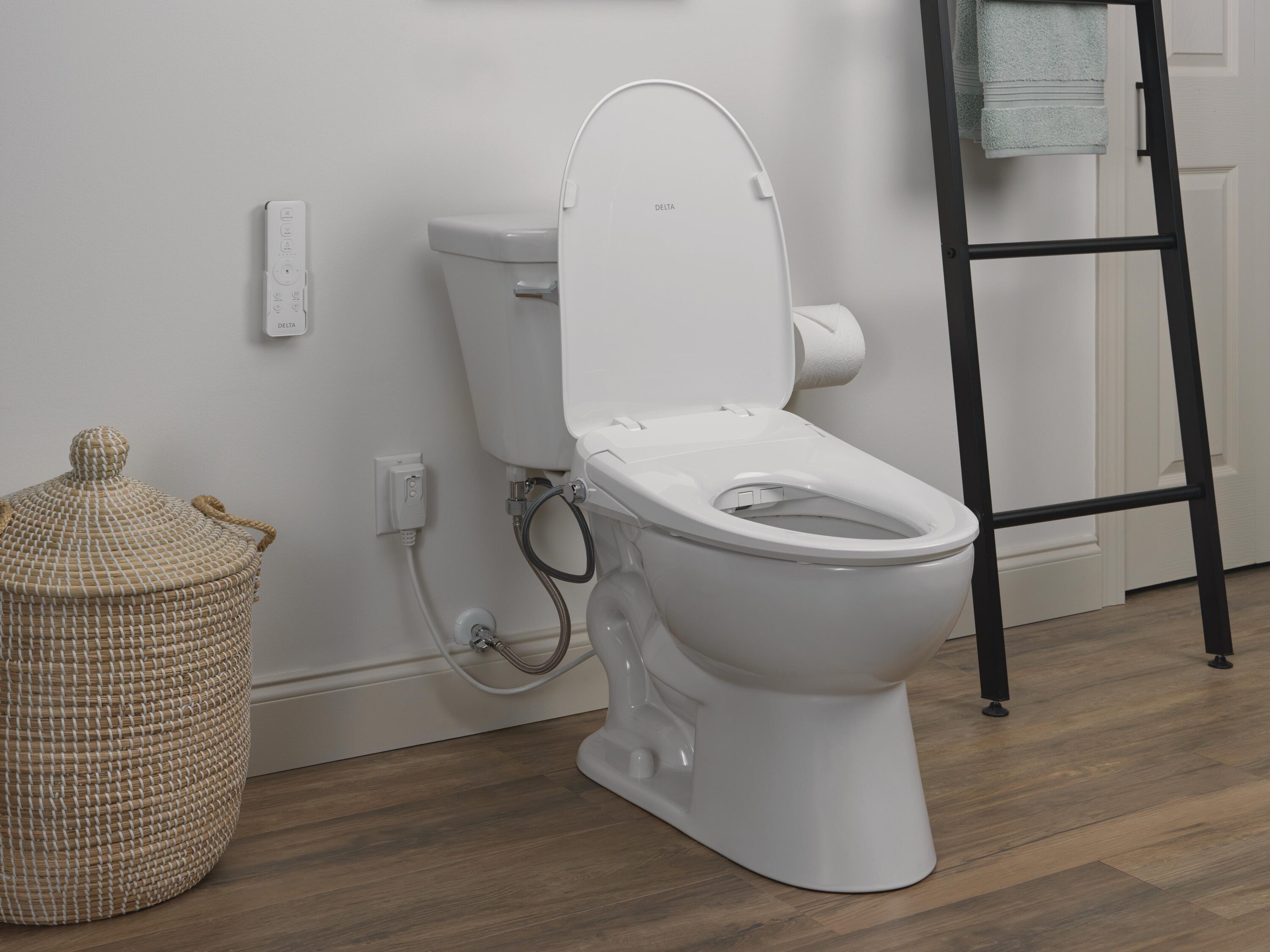 Asiento de inodoro con bidet alargado de plástico premium blanco con cierre suave y calentador Delta Refresh 893006E-WH