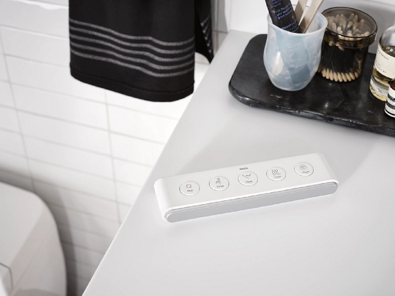 Bidet inteligente de una pieza de altura de silla alargada, cierre suave, color blanco, con descarga eficiente de 1.0 galones por descarga.