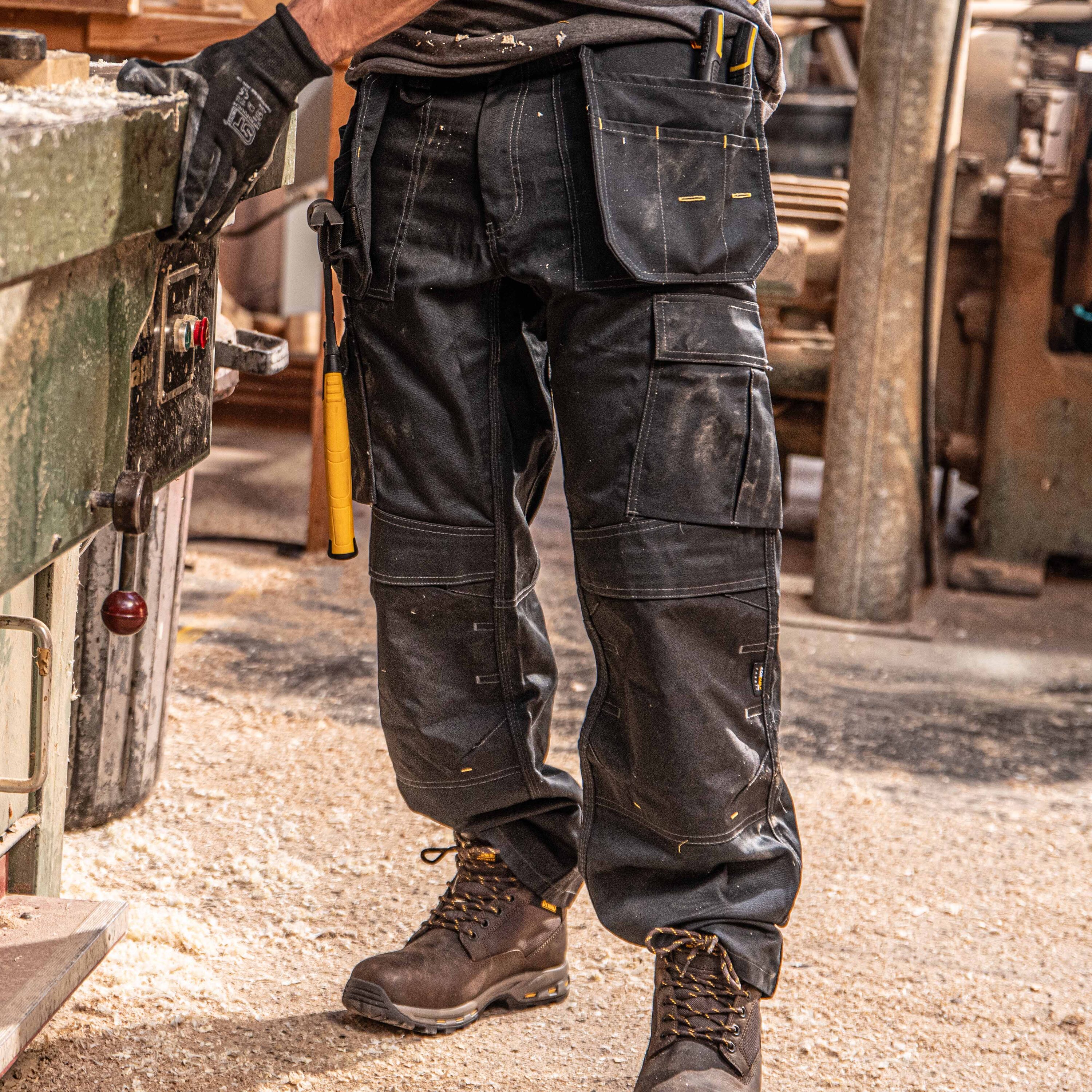 Pantalones de Trabajo Negros para Hombre DEWALT (38 x 33) DXWW50023-BLK-38/33