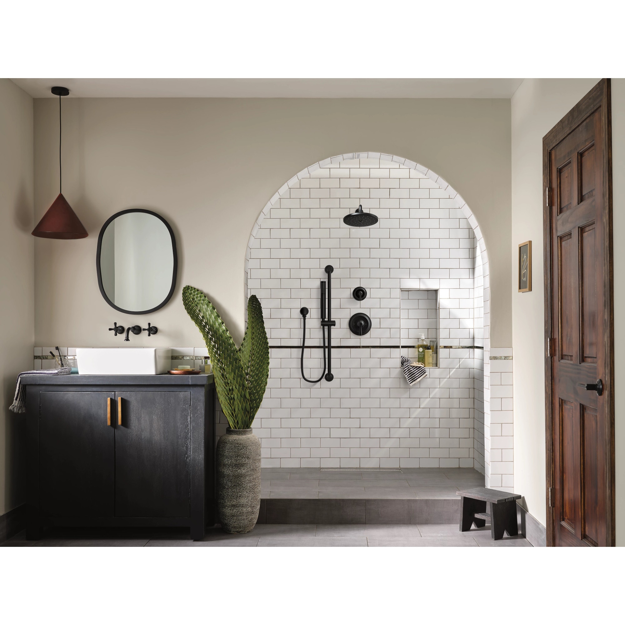 Llave Mezcladora para Bañera y Regadera en Negro Mate de Moen (Válvula no incluida) Se vende por separado.