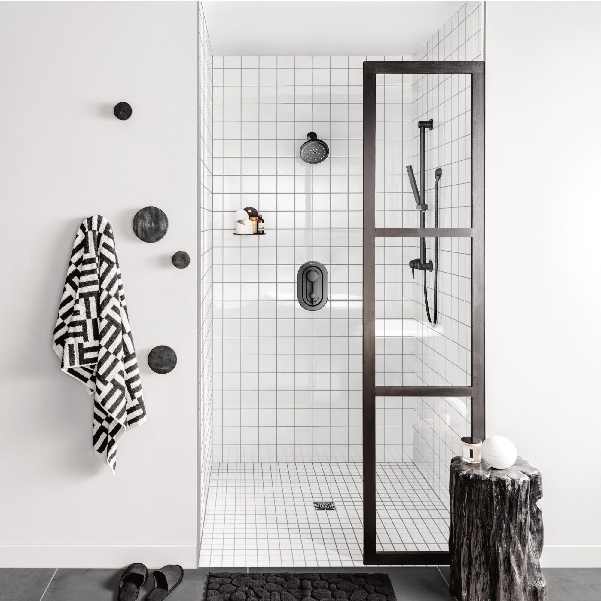 Llave Mezcladora para Bañera y Regadera en Negro Mate de Moen (Válvula no incluida) Se vende por separado.