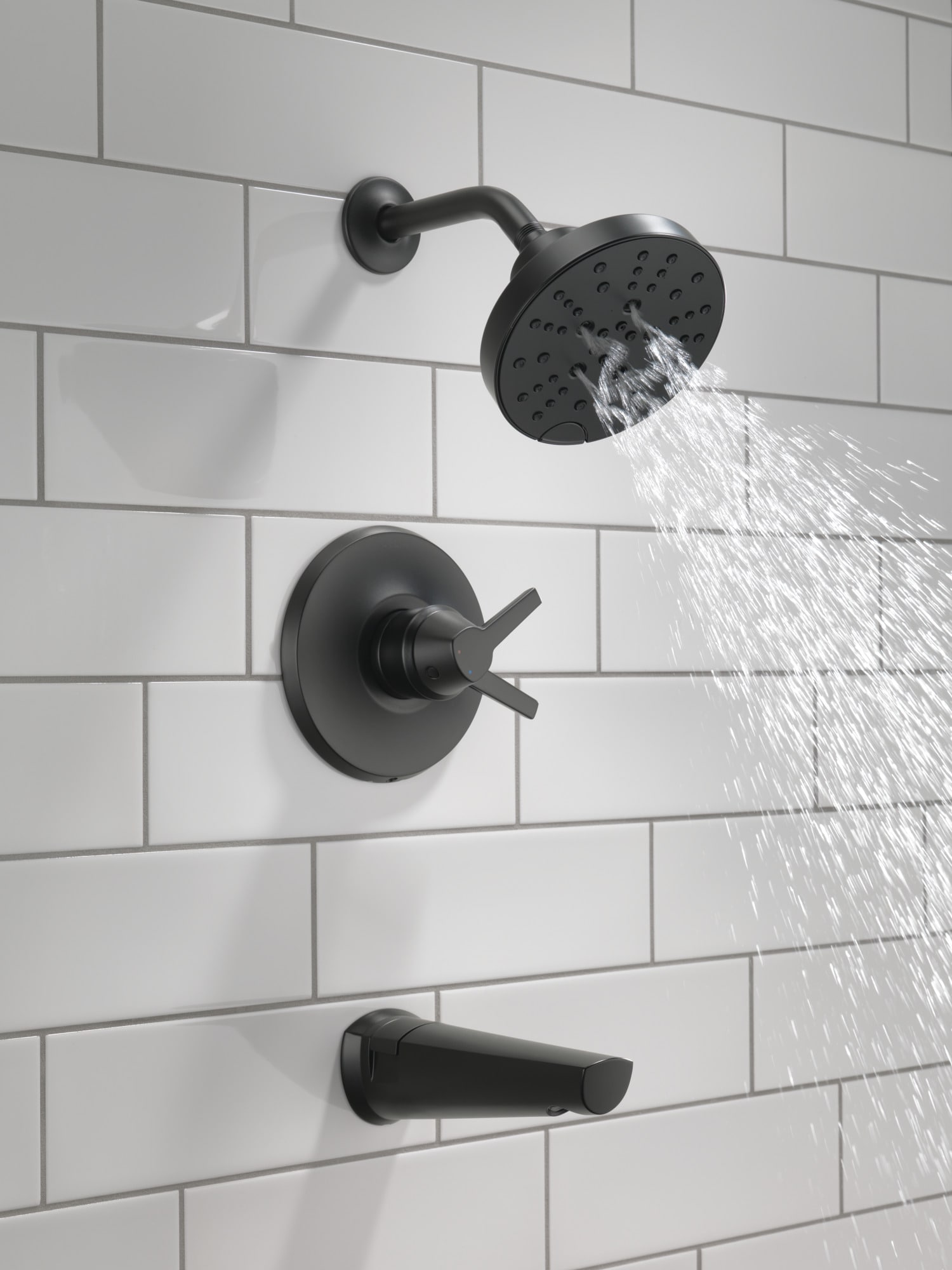 Grifo para bañera y regadera redonda de 6 pulgadas con 2 manijas en negro mate Modelo Galeón de Delta T17472-BL