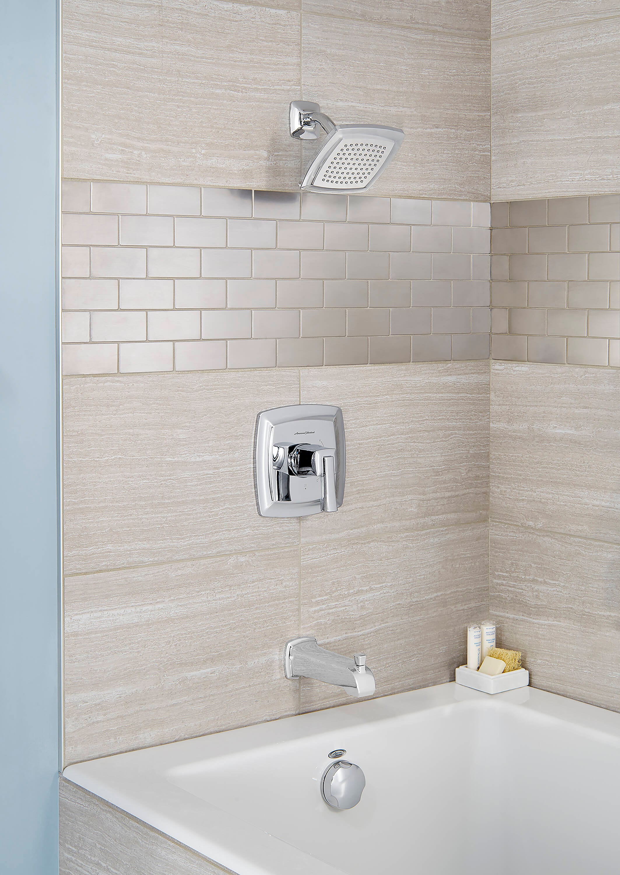 Mezcladora para bañera y regadera de una manija y una función, acabado cromado pulido, marca American Standard Townsend, modelo TU353508.002, con cabeza cuadrada de 6.125 pulgadas.