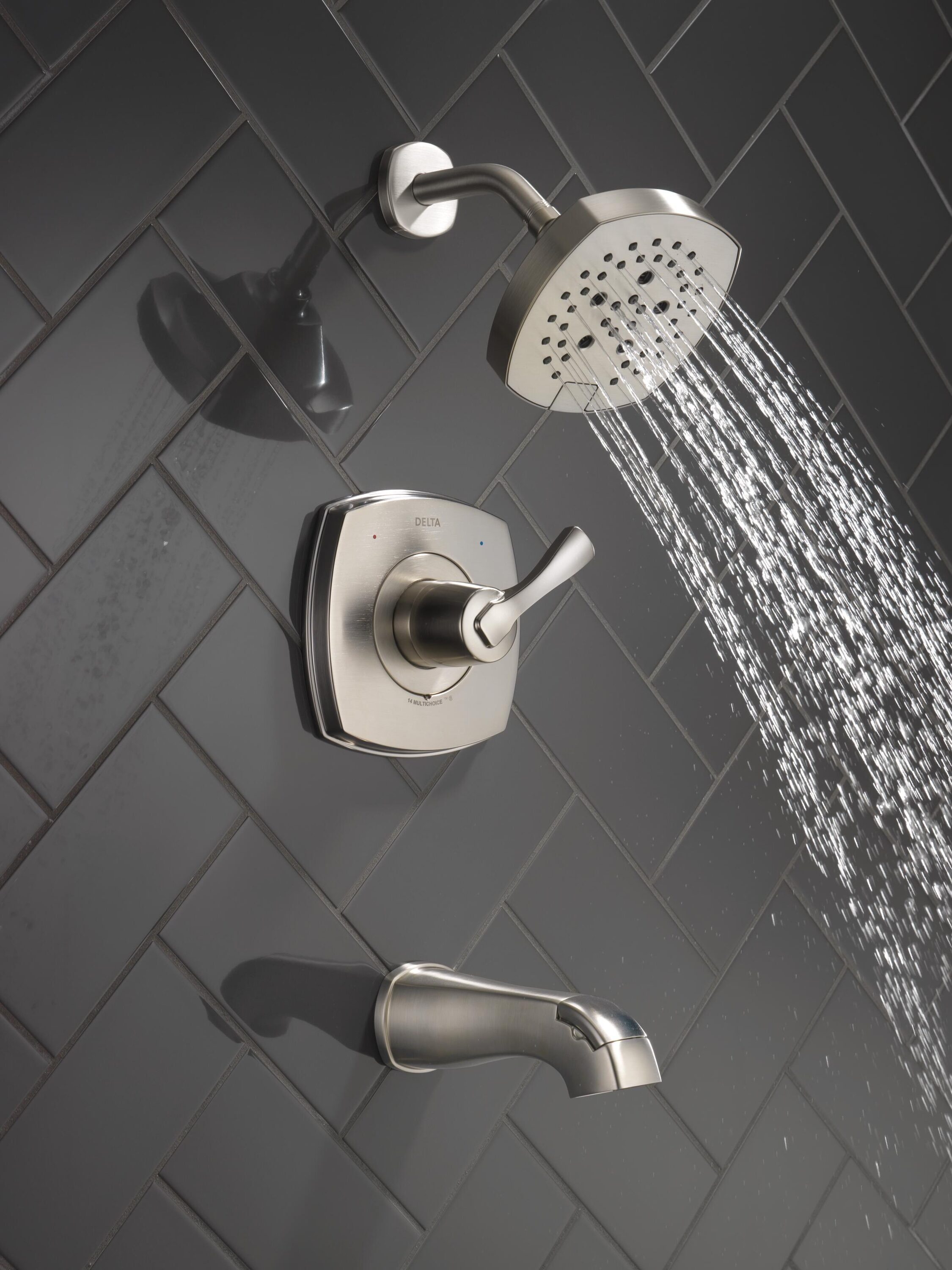 Grifo para bañera y ducha redondo de 7.0 pulgadas de acero inoxidable con recubrimiento Lumicoat, de una manija y funciones múltiples Delta Stryke T14476-SS-PR.