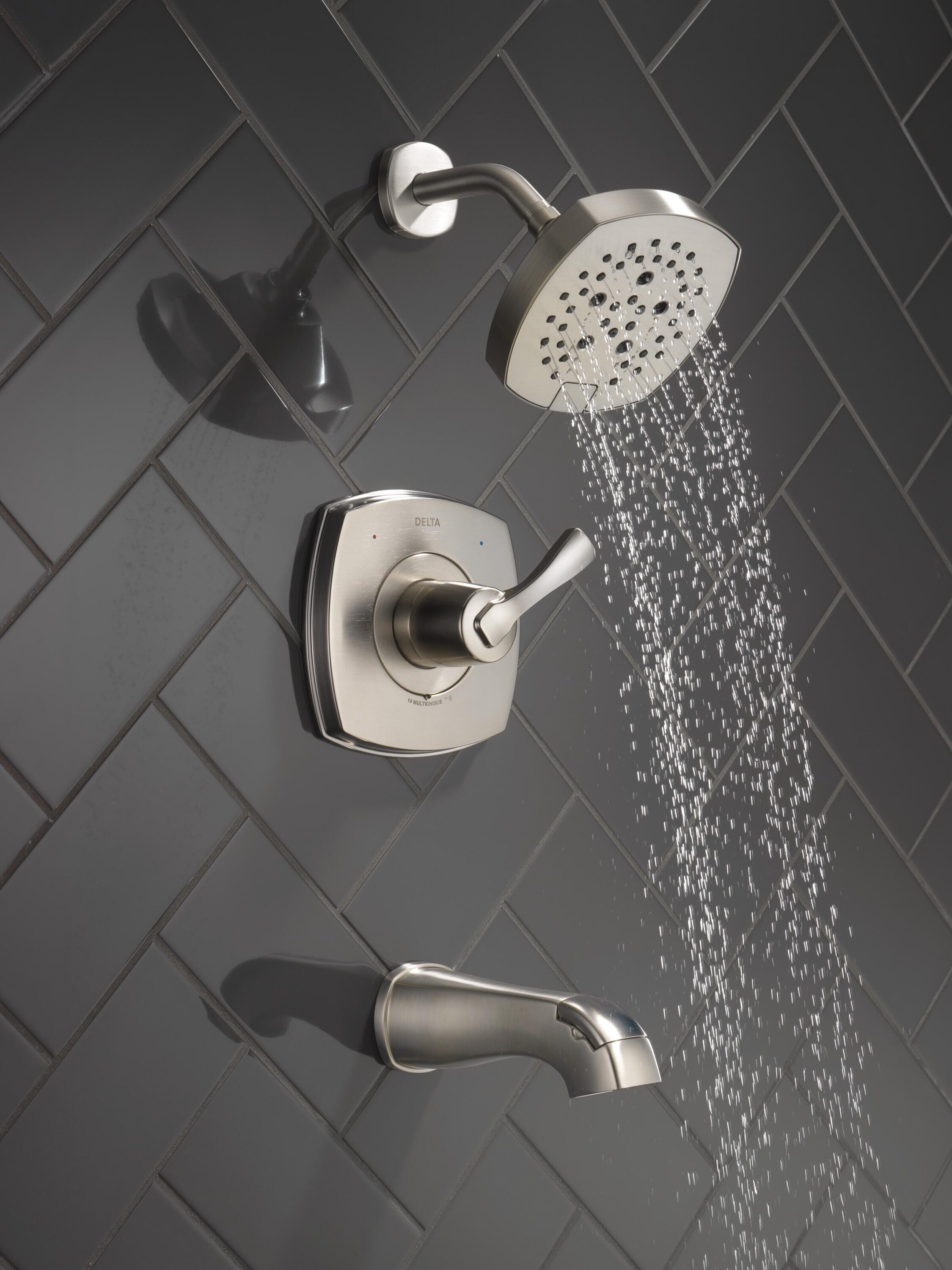 Grifo para bañera y ducha redondo de 7.0 pulgadas de acero inoxidable con recubrimiento Lumicoat, de una manija y funciones múltiples Delta Stryke T14476-SS-PR.
