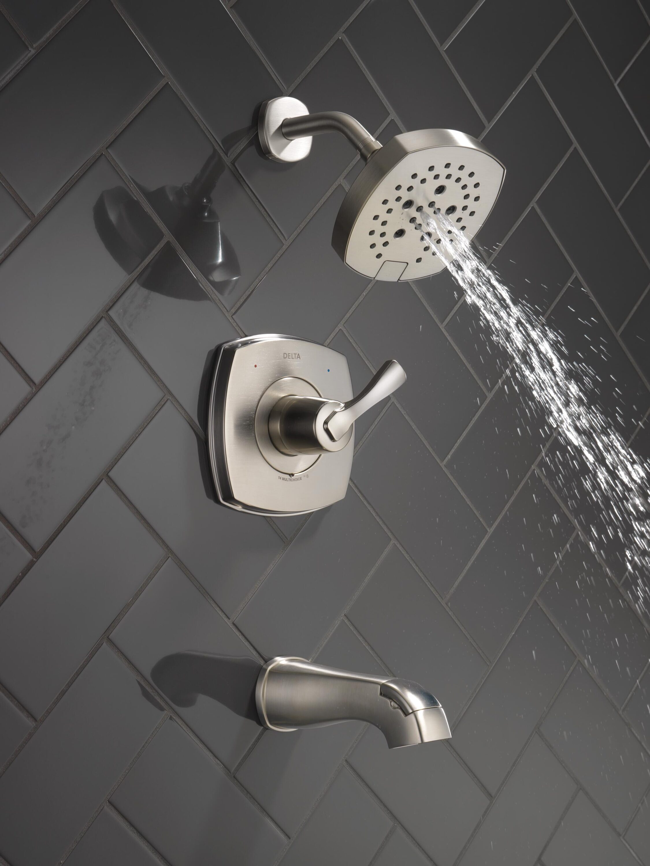 Grifo para bañera y ducha redondo de 7.0 pulgadas de acero inoxidable con recubrimiento Lumicoat, de una manija y funciones múltiples Delta Stryke T14476-SS-PR.