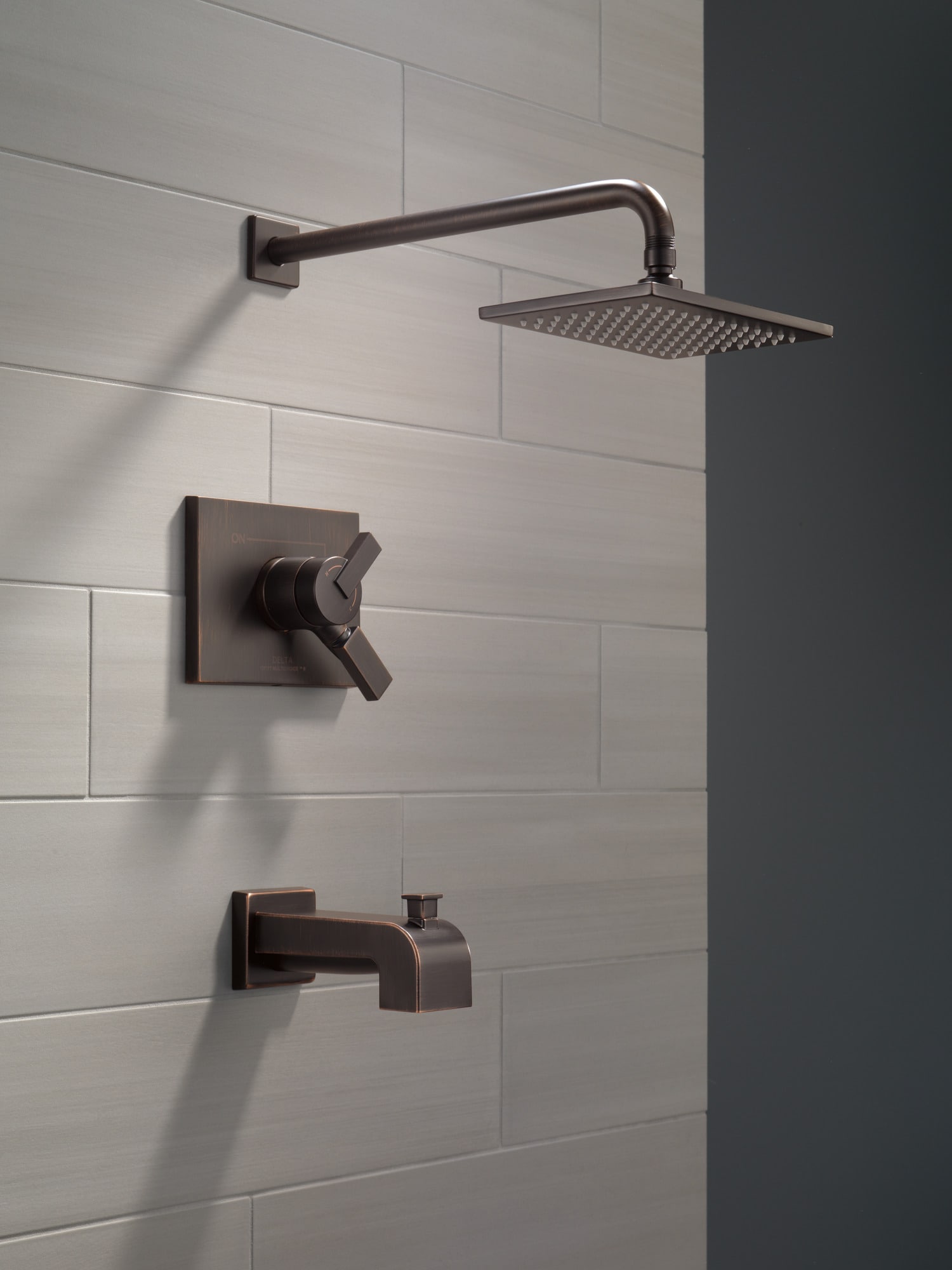 Grifo para bañera y ducha de dos manijas en color bronce veneciano Delta Vero con función única, cuadrado de 8.656 pulgadas. T17453-RB.
