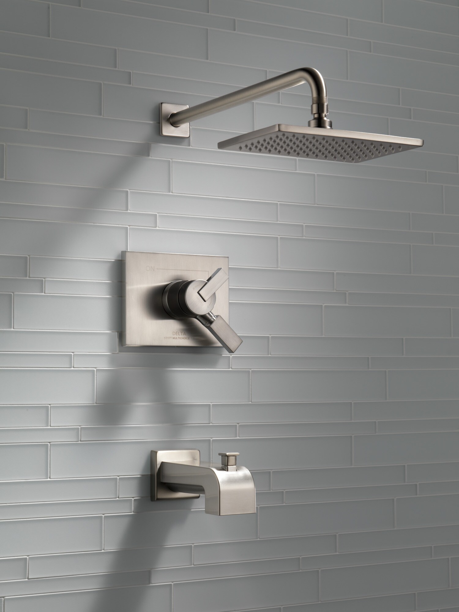 Llave mezcladora de bañera y regadera cuadrada de acero inoxidable Delta Vero con 2 manijas y función sencilla de 8.656 pulgadas.