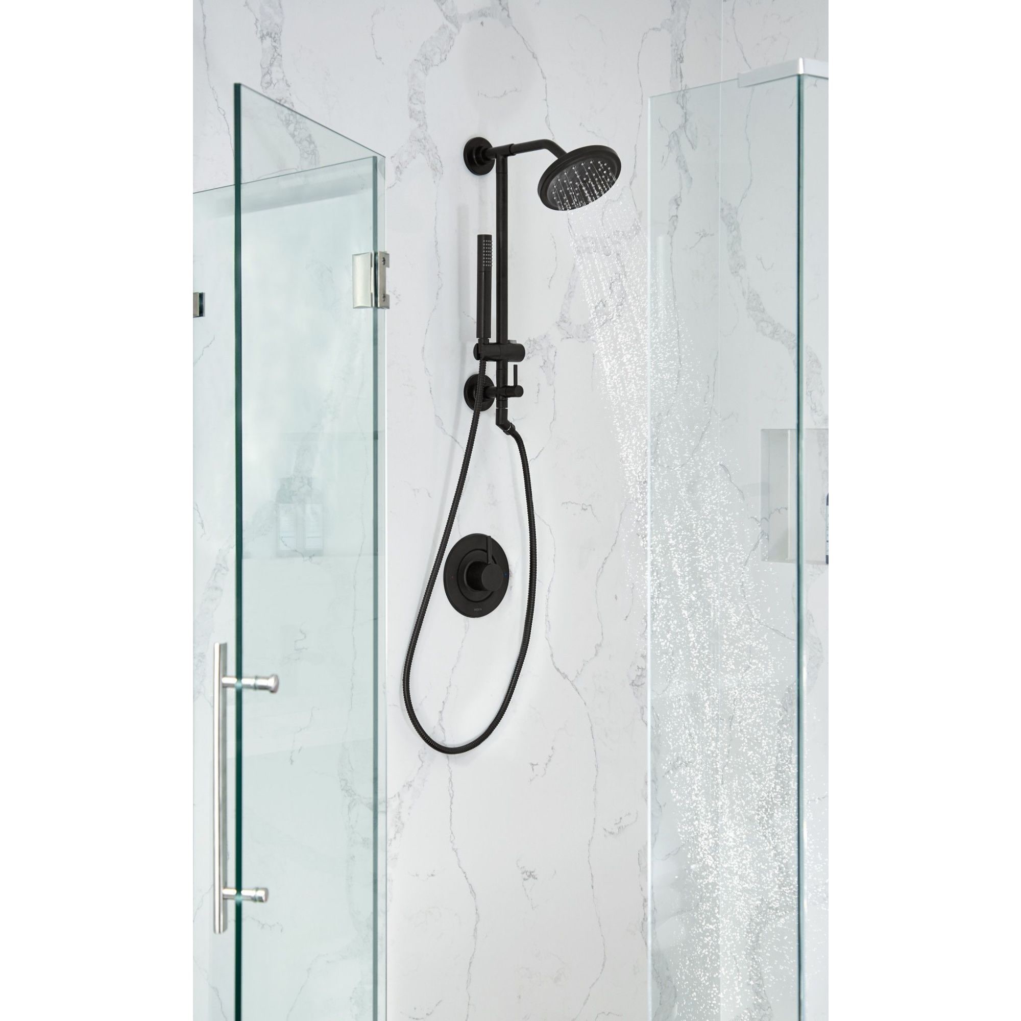 Mezcladora de bañera y regadera en negro mate Moen Se vende por separado.