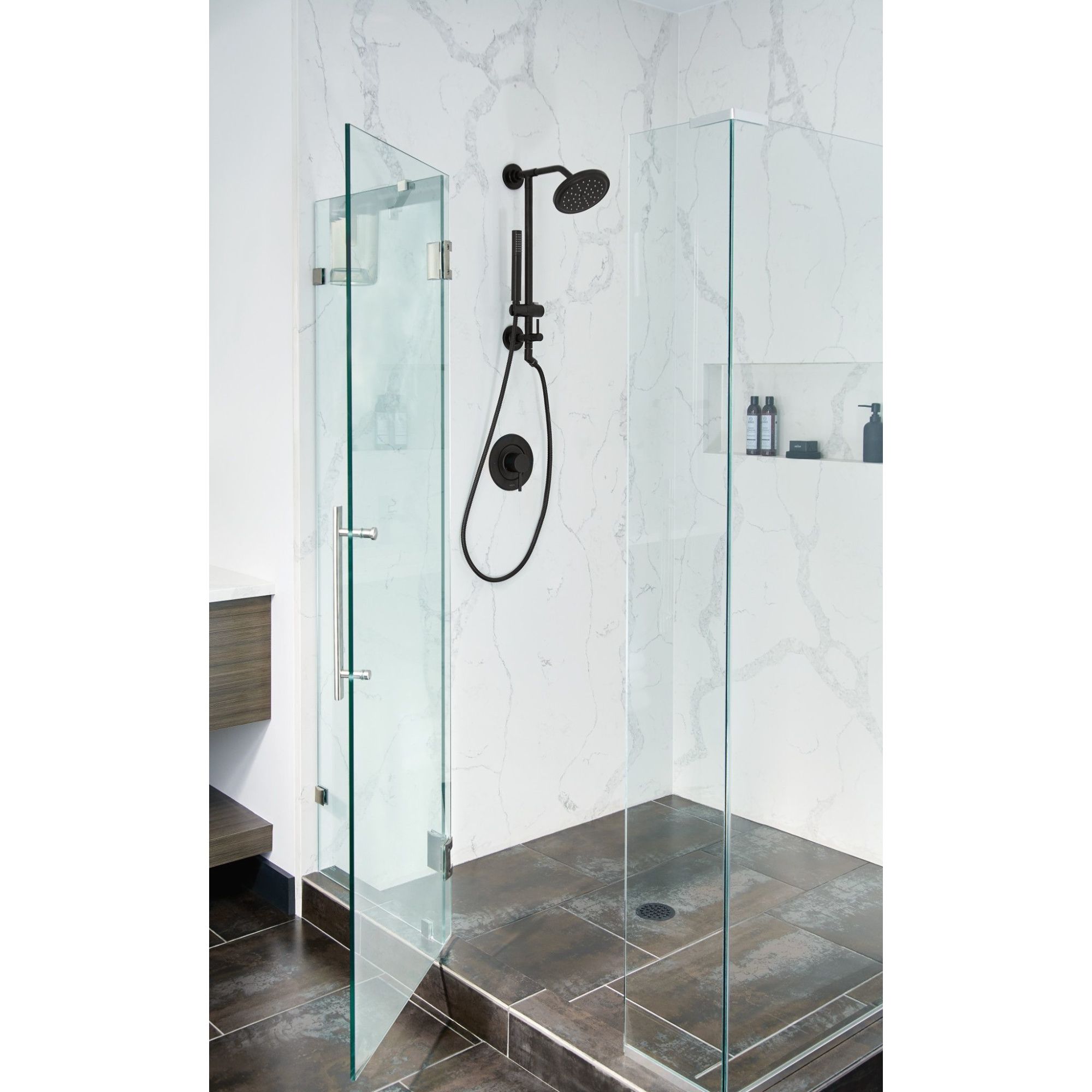 Mezcladora de bañera y regadera en negro mate Moen Se vende por separado.