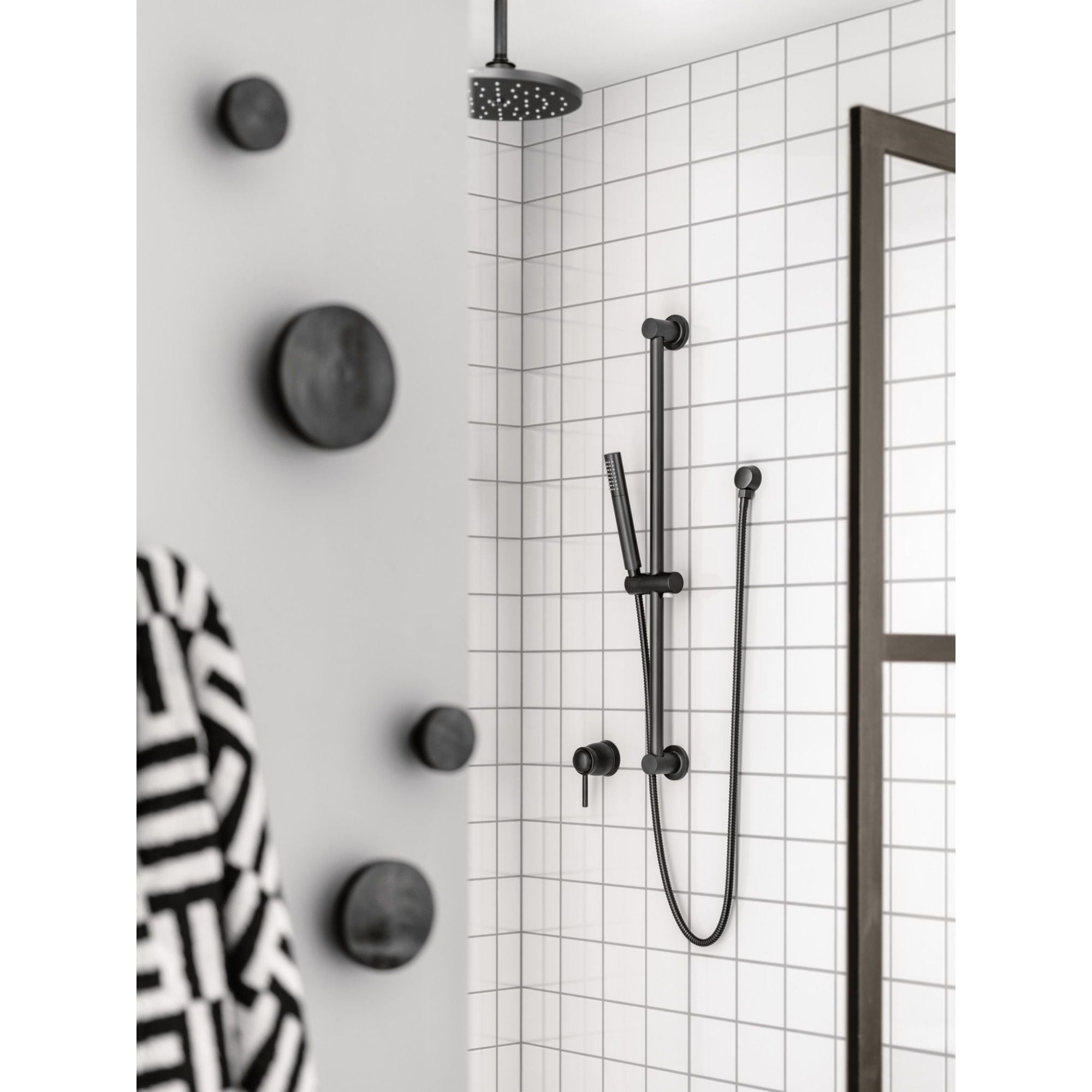 Grifo redondo para bañera y ducha en negro mate de Moen, se vende por separado (Válvula no incluida)