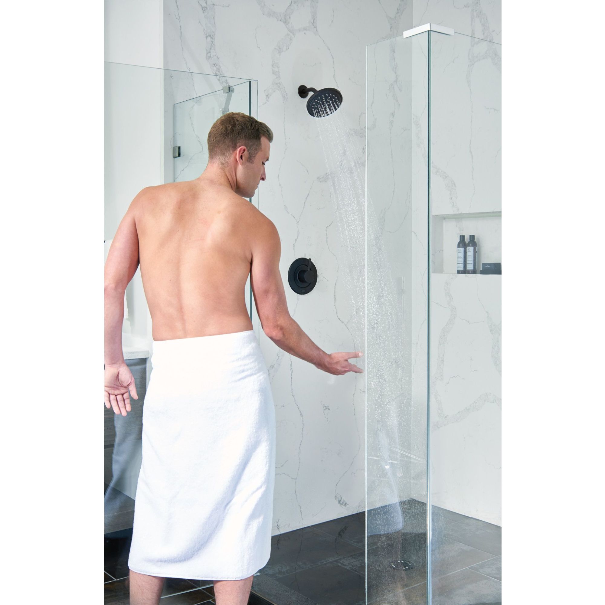 Grifo redondo para bañera y ducha en negro mate de Moen, se vende por separado (Válvula no incluida)