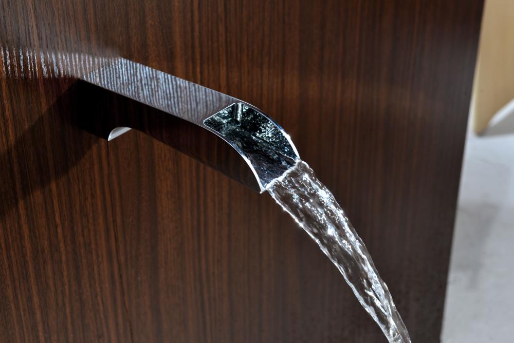 Grifo de bañera y ducha cuadrado de 7.99 pulgadas con acabado cromado pulido y una sola manija.
