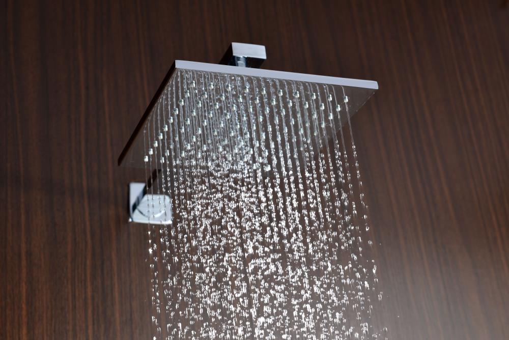 Grifo de bañera y ducha cuadrado de 7.99 pulgadas con acabado cromado pulido y una sola manija.