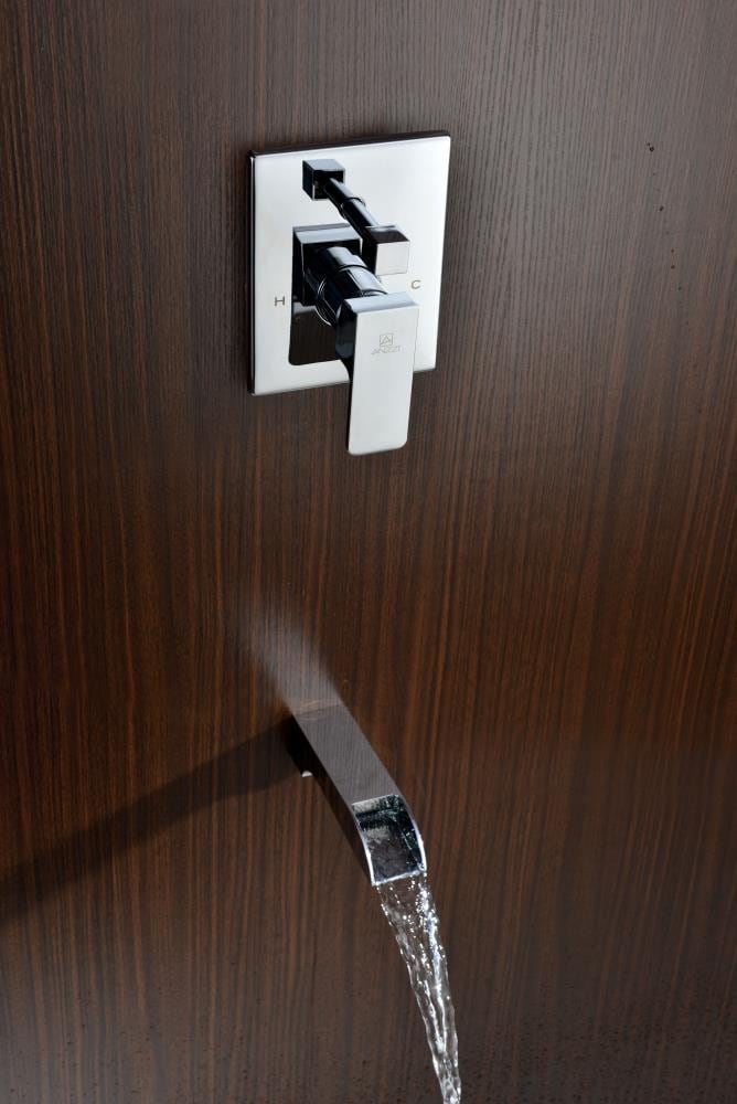 Grifo de bañera y ducha cuadrado de 7.99 pulgadas con acabado cromado pulido y una sola manija.