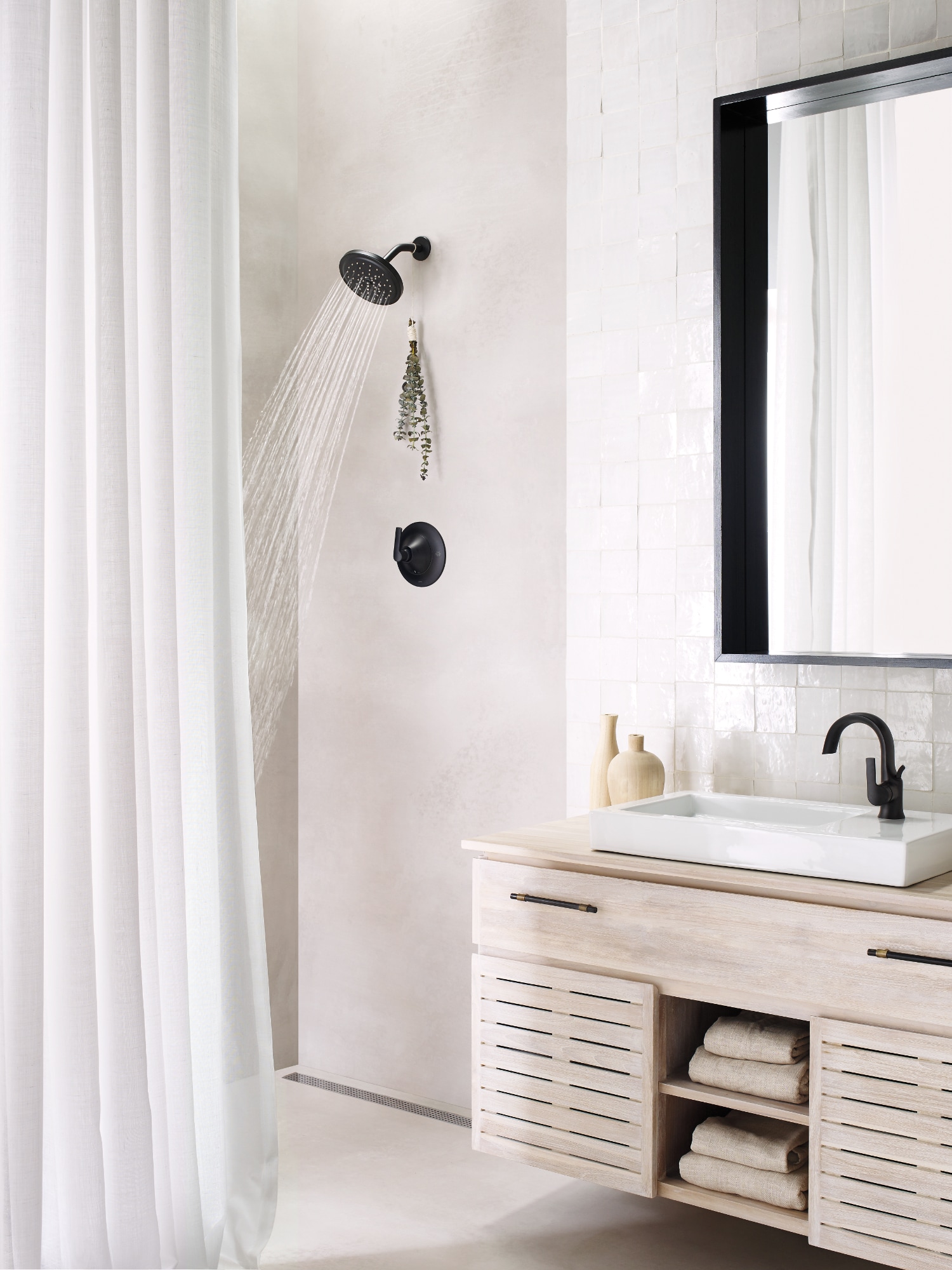 Grifo de bañera y ducha redondo de 4 pulgadas con acabado negro mate de Moen Doux de un solo mango y función única TS2203EPBL.