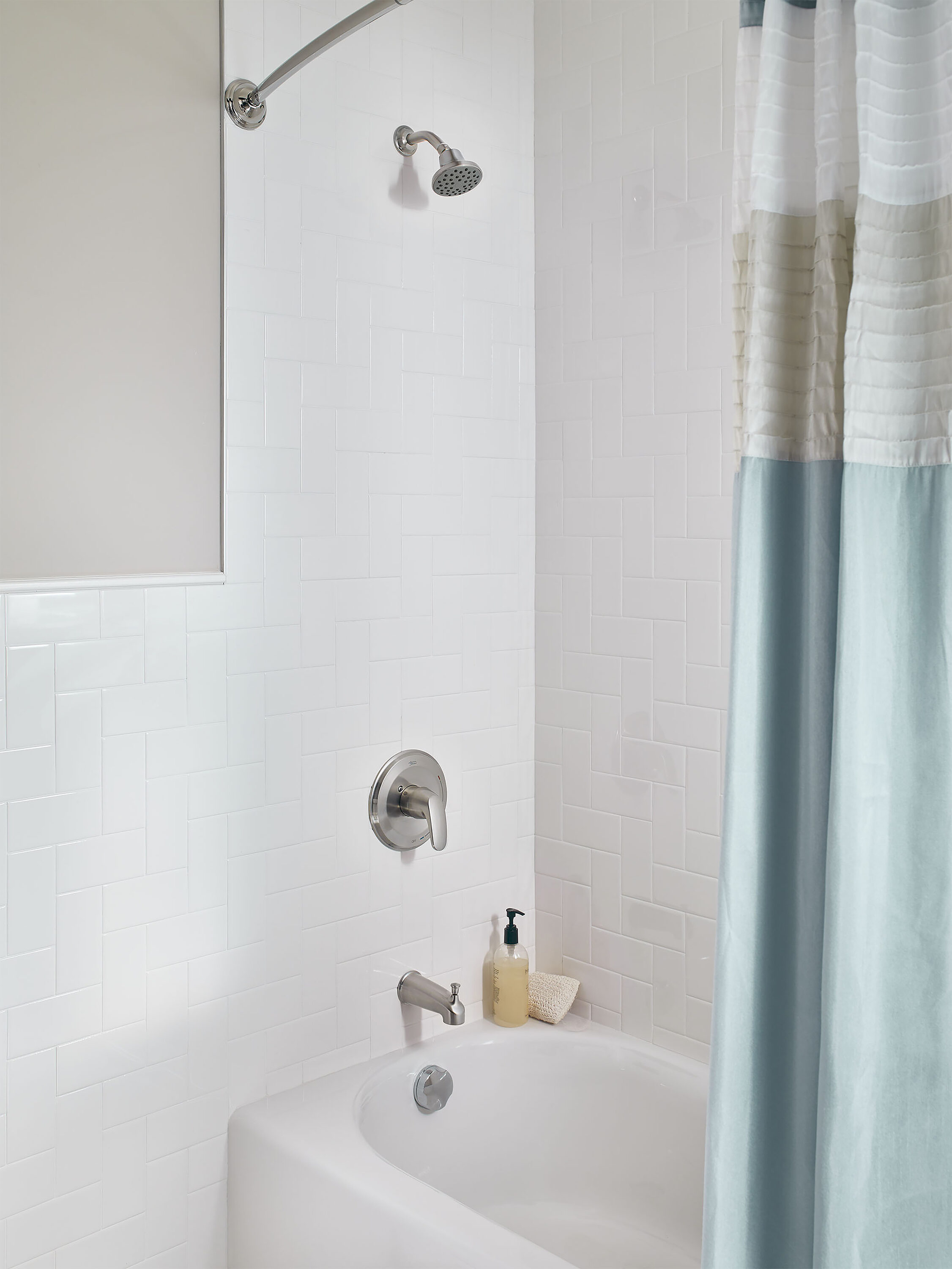 Producto: Grifo para bañera y ducha de una sola manija y múltiples funciones, acabado cromado pulido de la línea American Standard Colony de 3.75 pulgadas.