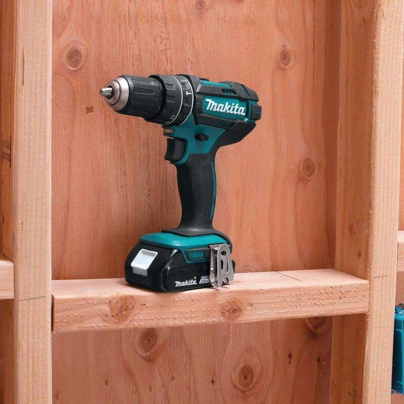 Kit de taladro martillo inalámbrico compacto de 1/2 pulgadas con baterías de iones de litio de 18V (2.0 Ah), cargador y estuche duro - XPH10R de Makita.