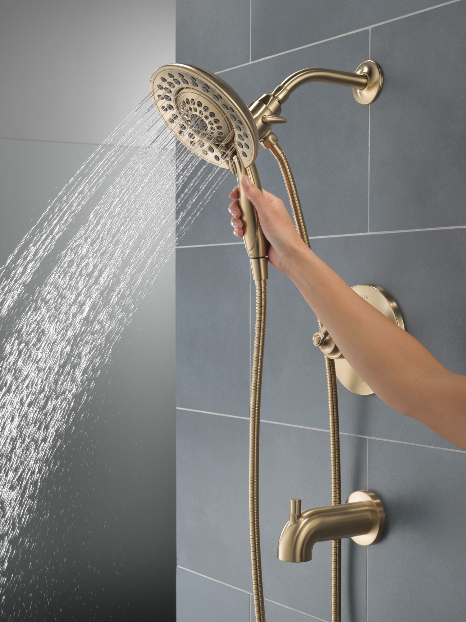 Grifo de bañera y ducha redondo de 6.81 pulgadas, multi-función, de 2 manijas en bronce champagne Delta Saylor T17435-CZ-I.