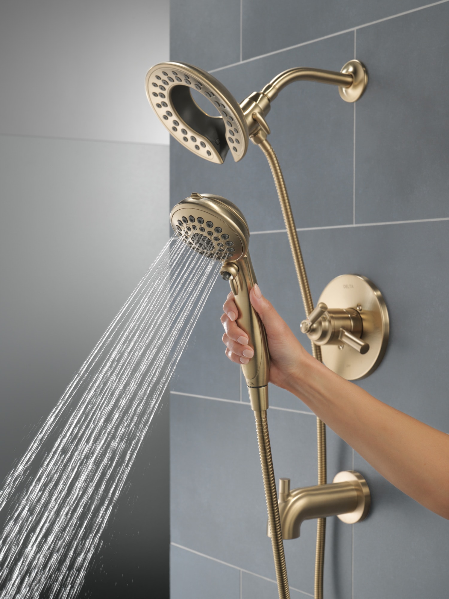 Grifo de bañera y ducha redondo de 6.81 pulgadas, multi-función, de 2 manijas en bronce champagne Delta Saylor T17435-CZ-I.