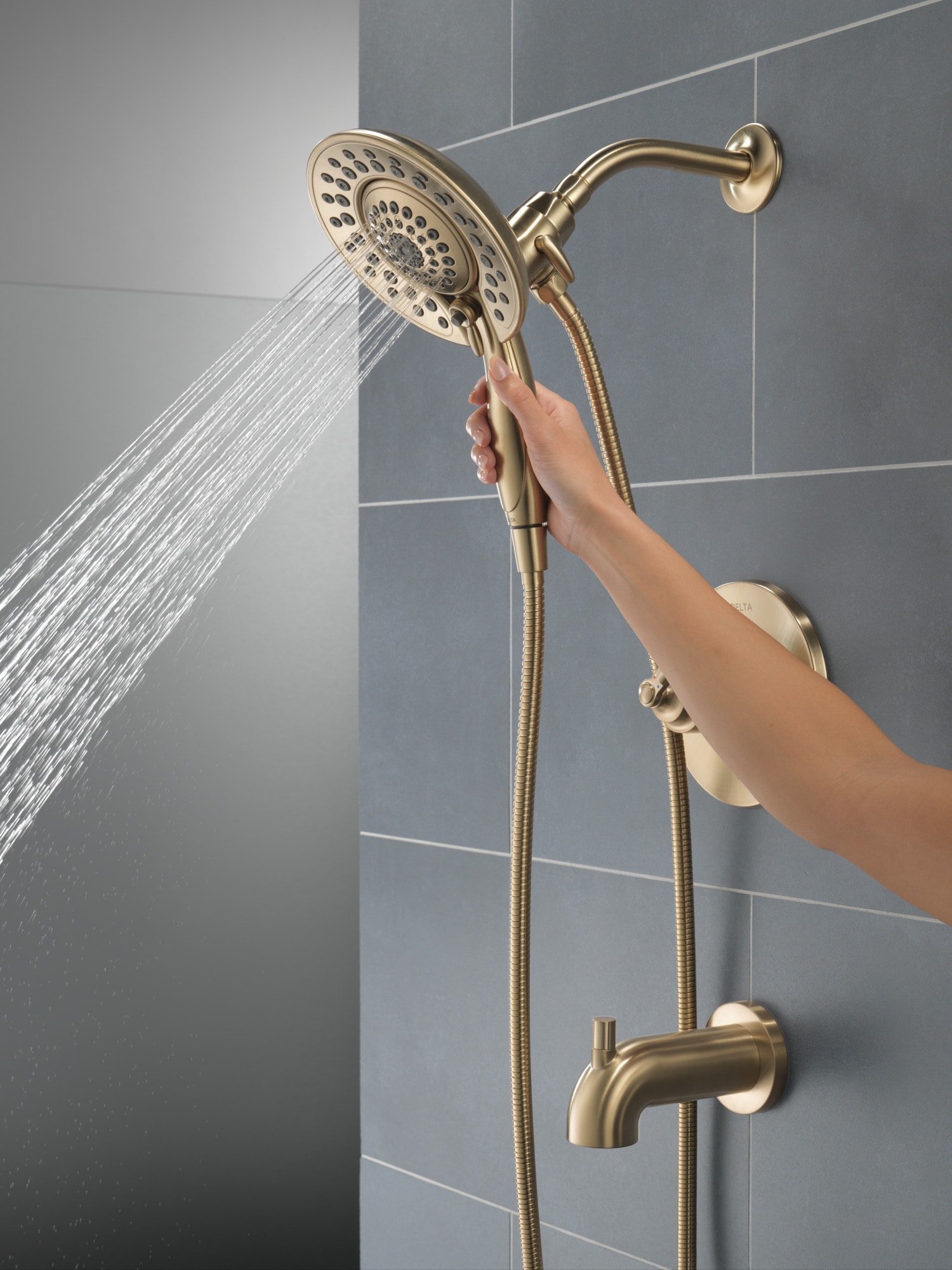 Grifo de bañera y ducha redondo de 6.81 pulgadas, multi-función, de 2 manijas en bronce champagne Delta Saylor T17435-CZ-I.