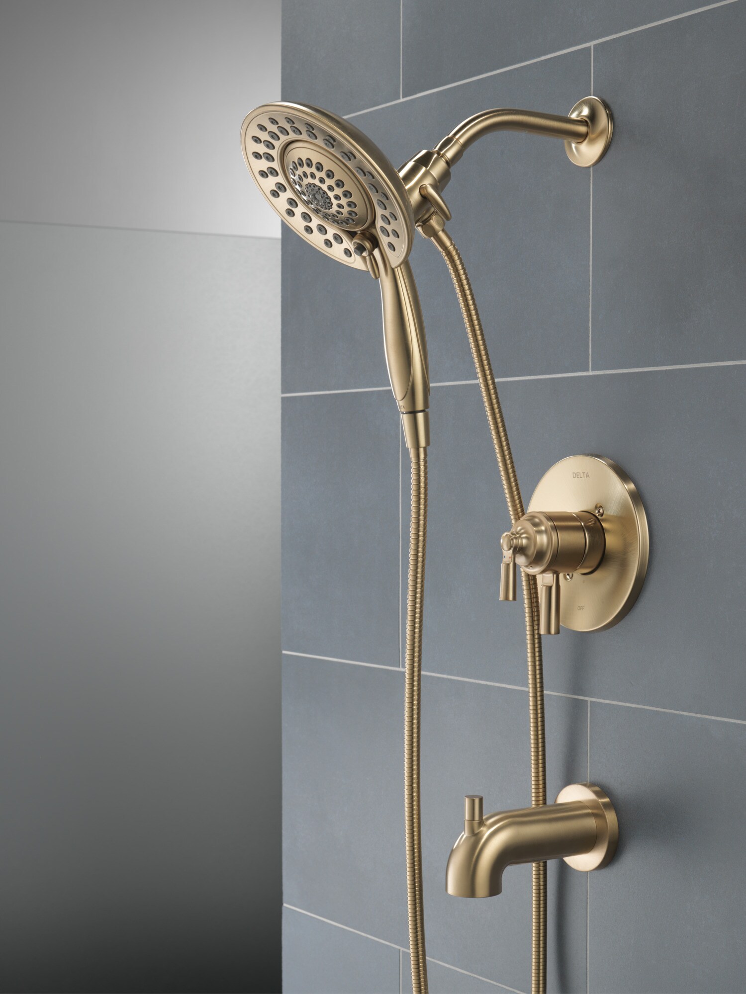 Grifo de bañera y ducha redondo de 6.81 pulgadas, multi-función, de 2 manijas en bronce champagne Delta Saylor T17435-CZ-I.